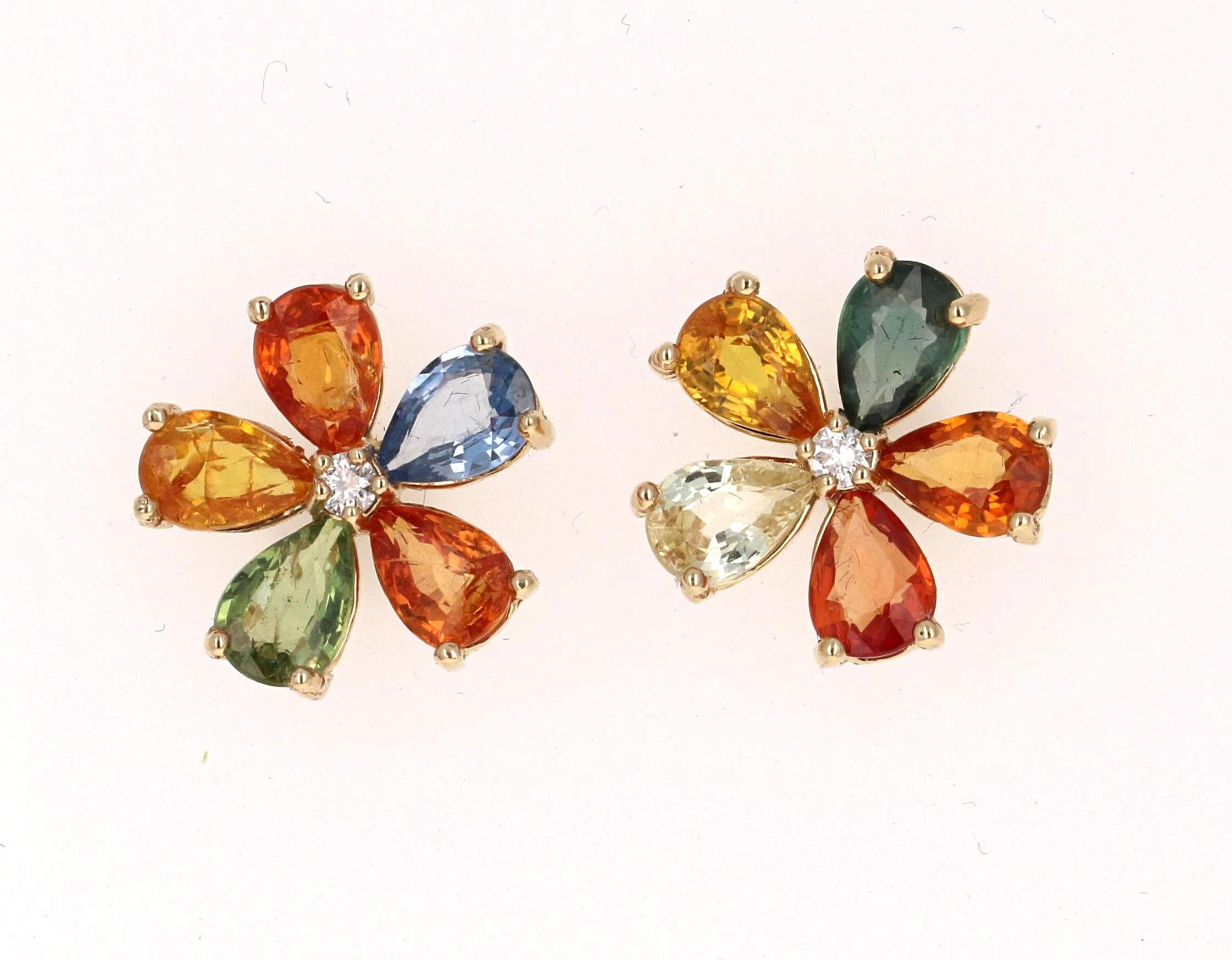 Wunderschöne Mutlicolor Saphir-Diamant-Blüten-Design Ohrring-Ohrstecker 

Diese einzigartigen Ohrringe haben 10 Multi-Saphire im Birnenschliff mit einem Gewicht von 4,80 Karat. Es hat auch 2 Round Cut Diamanten, die 0,08 Karat mit einer Reinheit und