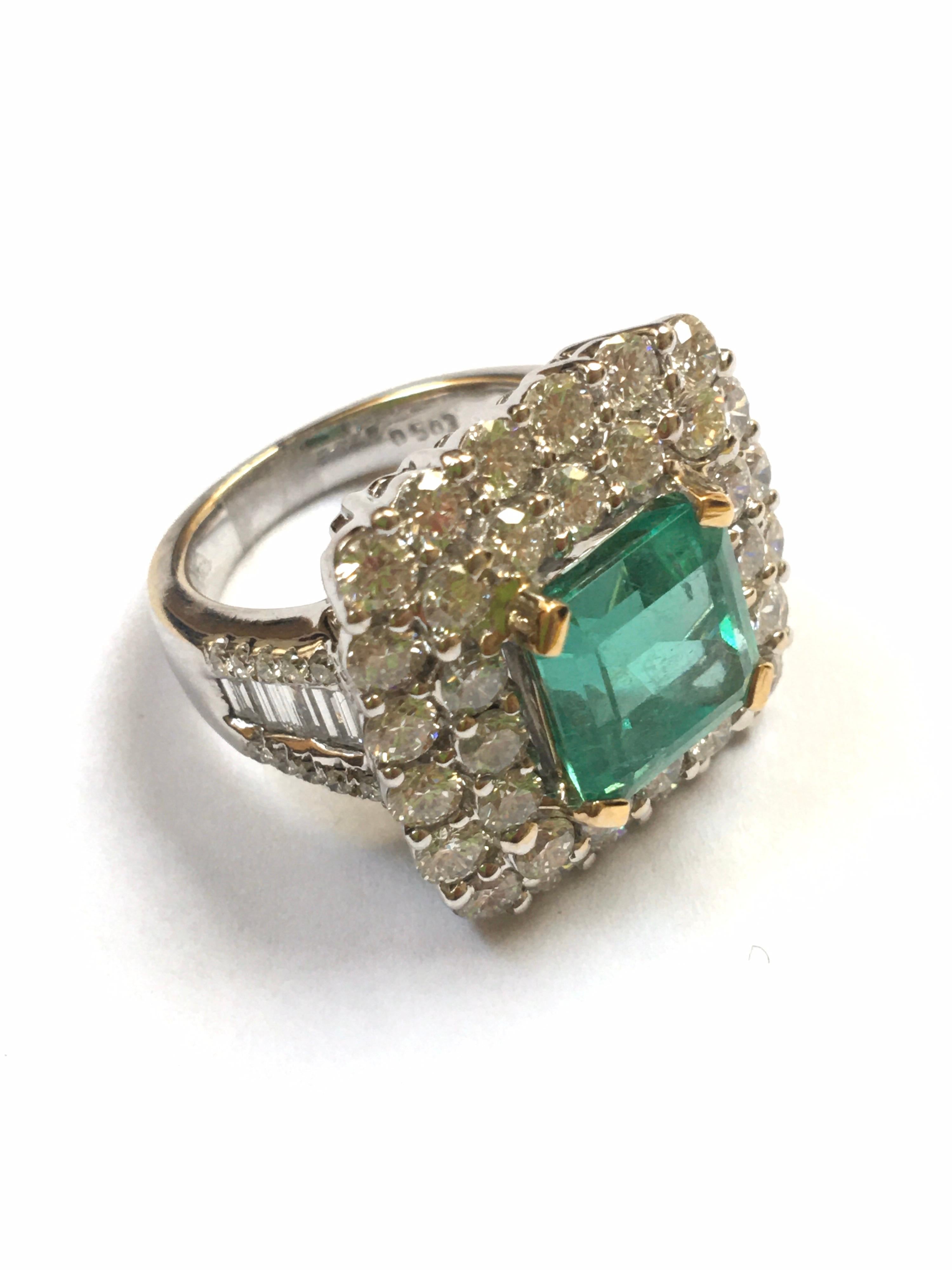 4.88 Ct Colombian Emerald 5.03 Ct Diamond Dress Ring Set in 18 Karat White Gold In New Condition For Sale In London, GB