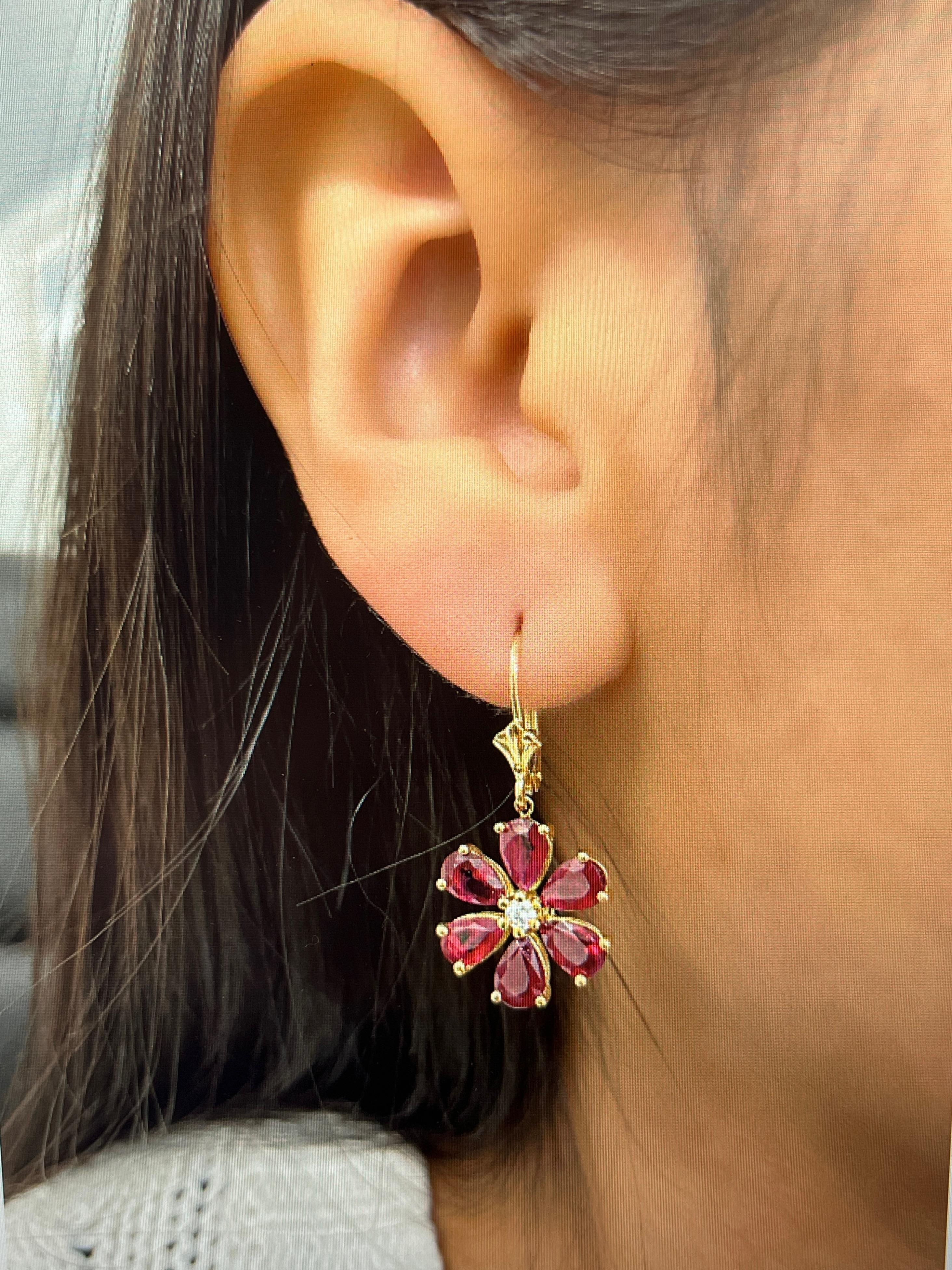 Diese birnenförmigen Ohrringe mit 4,88 Karat aus natürlichen Rubinen und Diamanten sind eine großartige Ergänzung für jede Garderobe. Die in 18 Karat gefassten Diamanten sind von der Farbe her F/G und von der Reinheit her VS2/SI1. Ein großer Gewinn