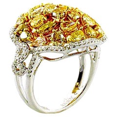 Anillo de oro blanco con diamantes de fantasía de 4,89 quilates