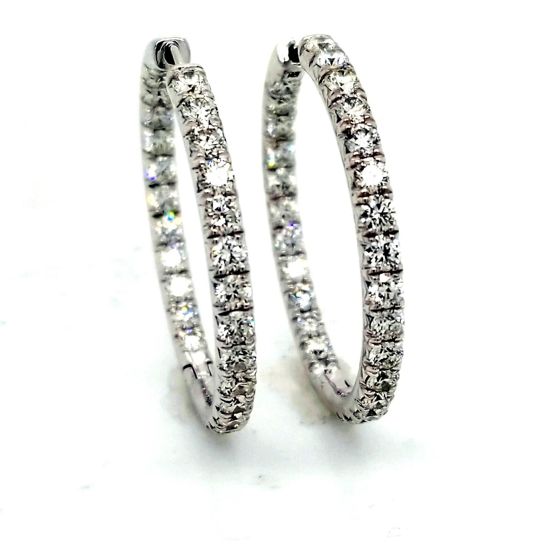 This beautiful 14K Gold Inside/Outside hoop earrings has 56 round brilliant diamonds with total weight of 4.89 Ct set in French Pave style for maximum brilliance. The earring is 35 Millimeters (mm) in diameter.
Metal: 14K White Gold - 14.80 gr