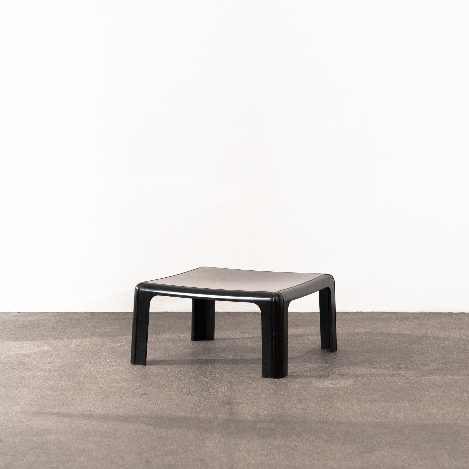 4894 Couchtisch von Gae Aulenti für Kartell, 1974, schwarzes gegossenes Polyurethan. Dieses markante Design wurde 1974 mit dem Compasso D'oro für Industriedesign ausgezeichnet.