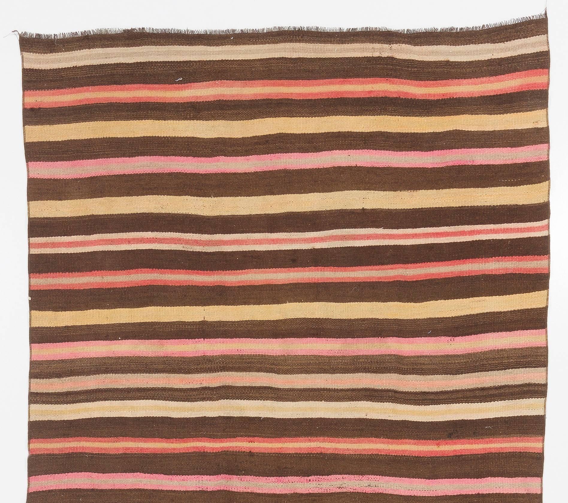 Tejido plano vintage (kilim) con diseño a rayas, 100% lana. Tejido a mano en Turquía en la década de 1960.
Lavado profesional. Resistente y adecuado tanto para interiores residenciales como comerciales.
Medidas: 4,9 x 11,8 Pies
Podemos modificar las