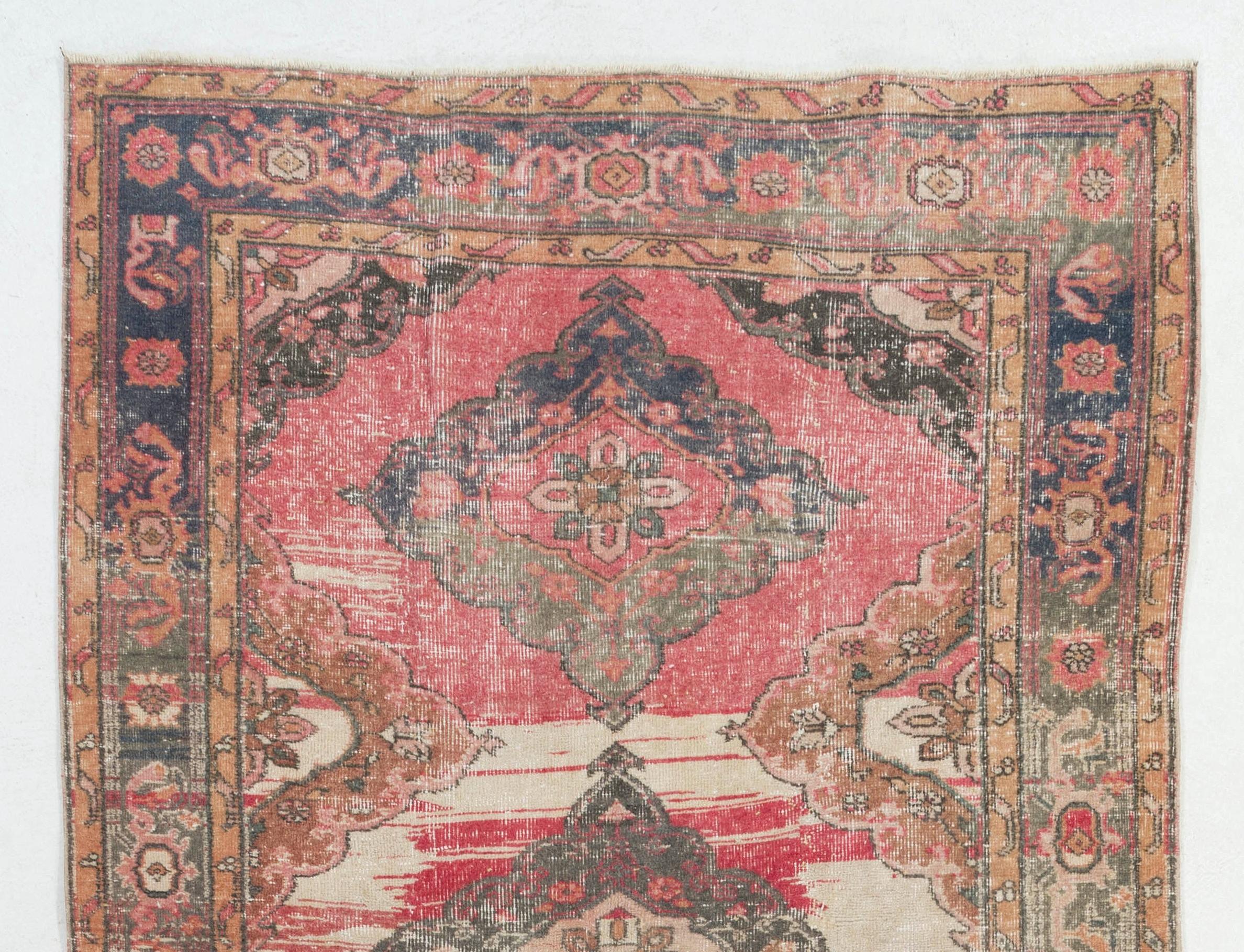 Ajoutez une touche d'élégance intemporelle et d'héritage culturel à votre intérieur avec cet exquis tapis de course turc vintage fait à la main, fabriqué à partir d'un luxueux mélange de laine et de coton. Cette magnifique pièce incarne les riches