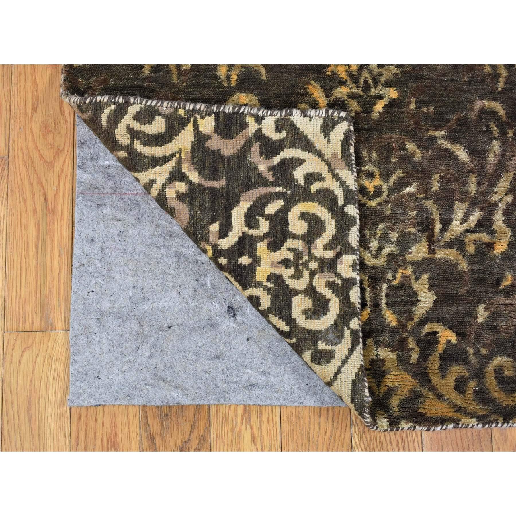 Il s'agit d'un véritable tapis d'Orient, unique en son genre, noué à la main, ton sur ton, en laine et soie, de couleur marron chocolat, avec des damas modernes. Il a été noué pendant des mois et des mois selon des techniques de tissage séculaires