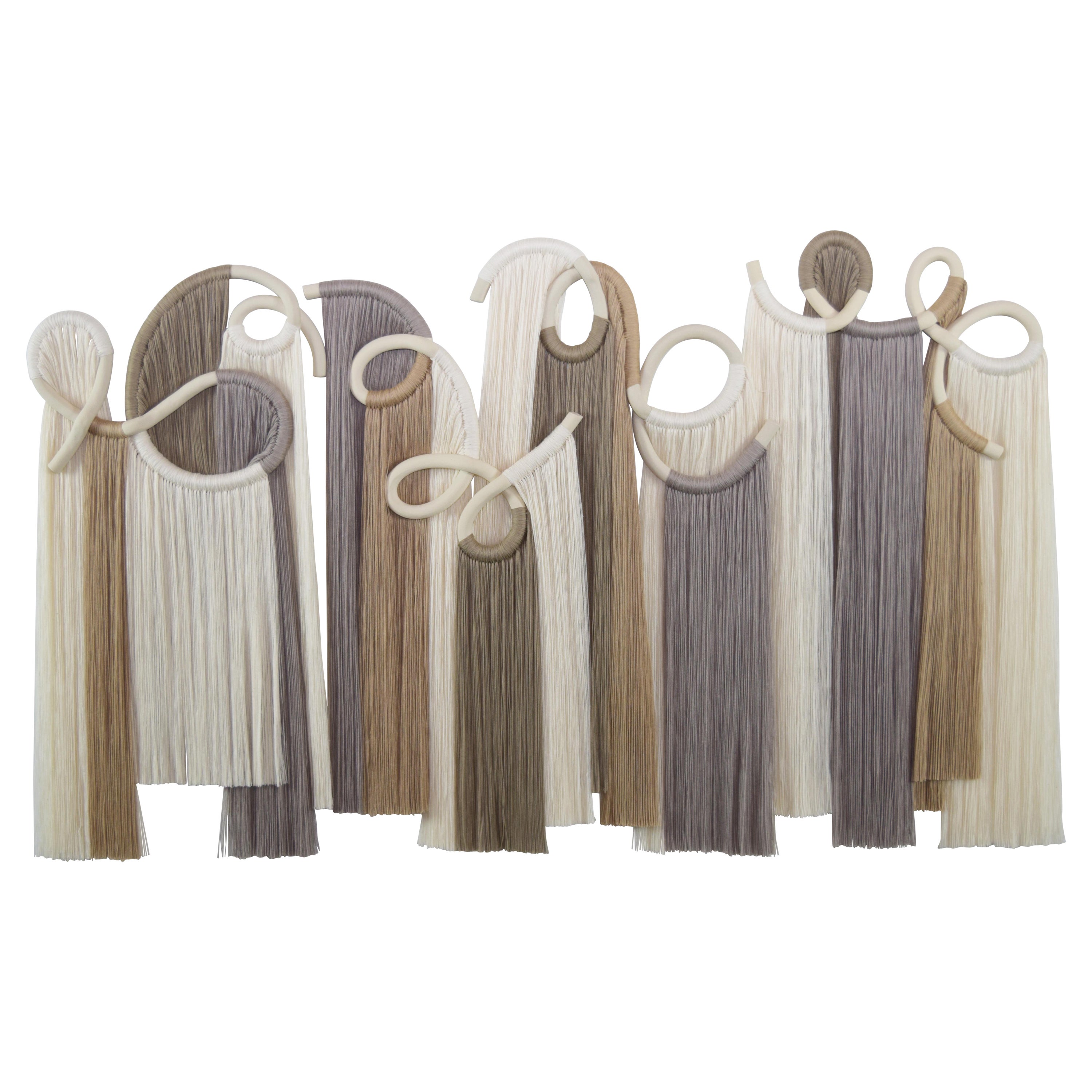 Scultura da parete in ceramica e fibra 48 "x30" in bianco, grigio e marrone con frangia in cotone