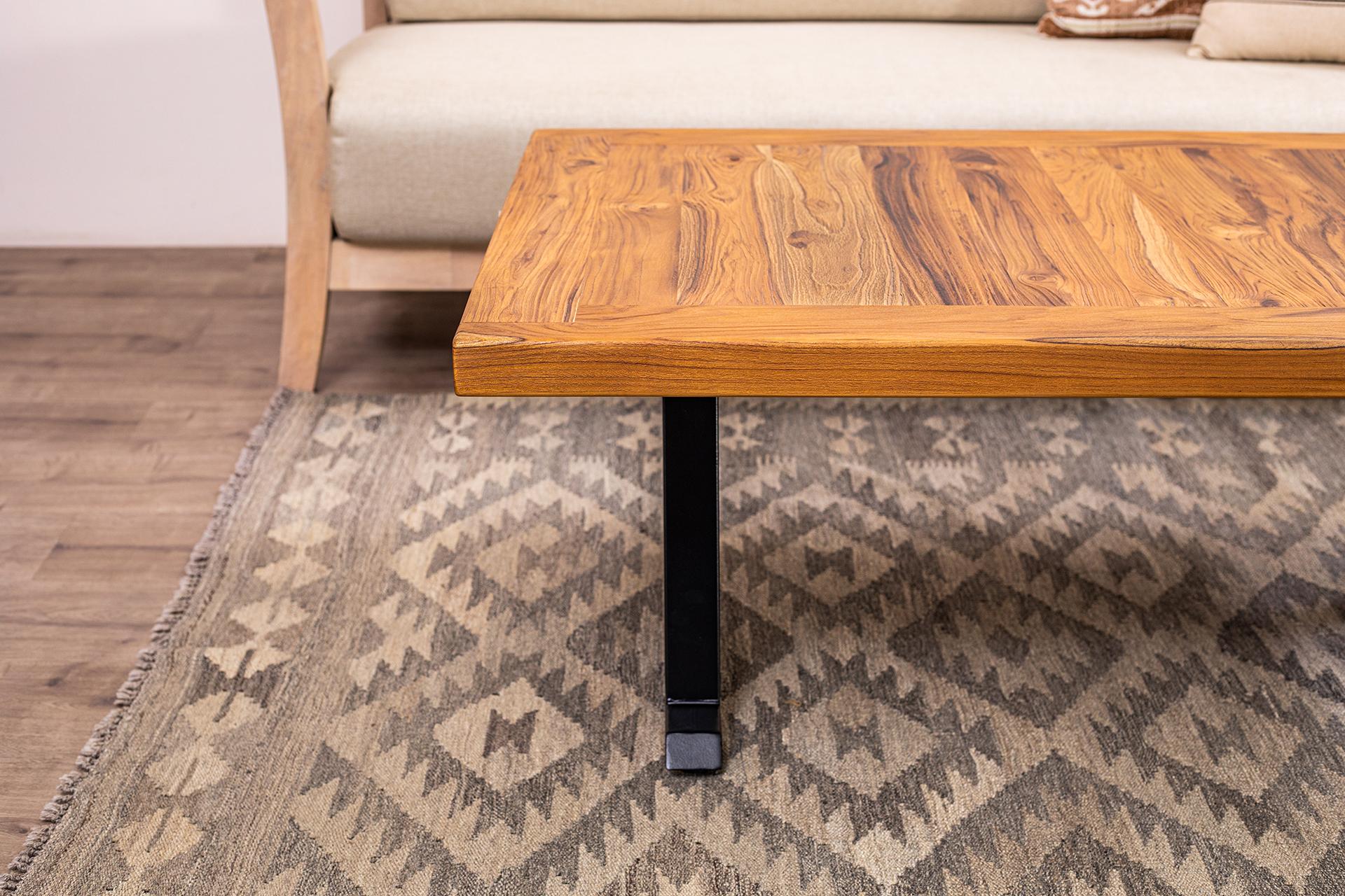 Teck Table basse en teck massif de 48X30 dans une finition naturelle vieillie en vente