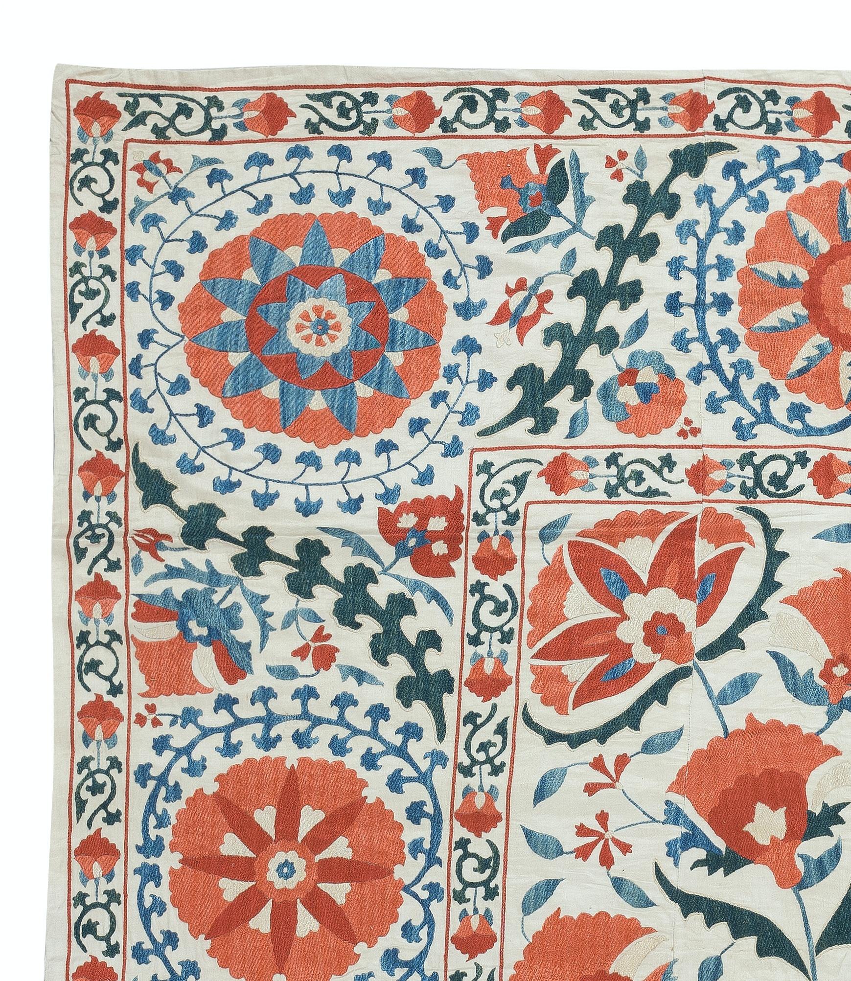 Presentamos nuestro nuevo y exquisito tapiz suzani bordado a mano, una pieza cautivadora que combina la artesanía antigua con el arte moderno. Esta tela bordada no es sólo una colcha suzani, sino un extraordinario colgante de pared suzani que