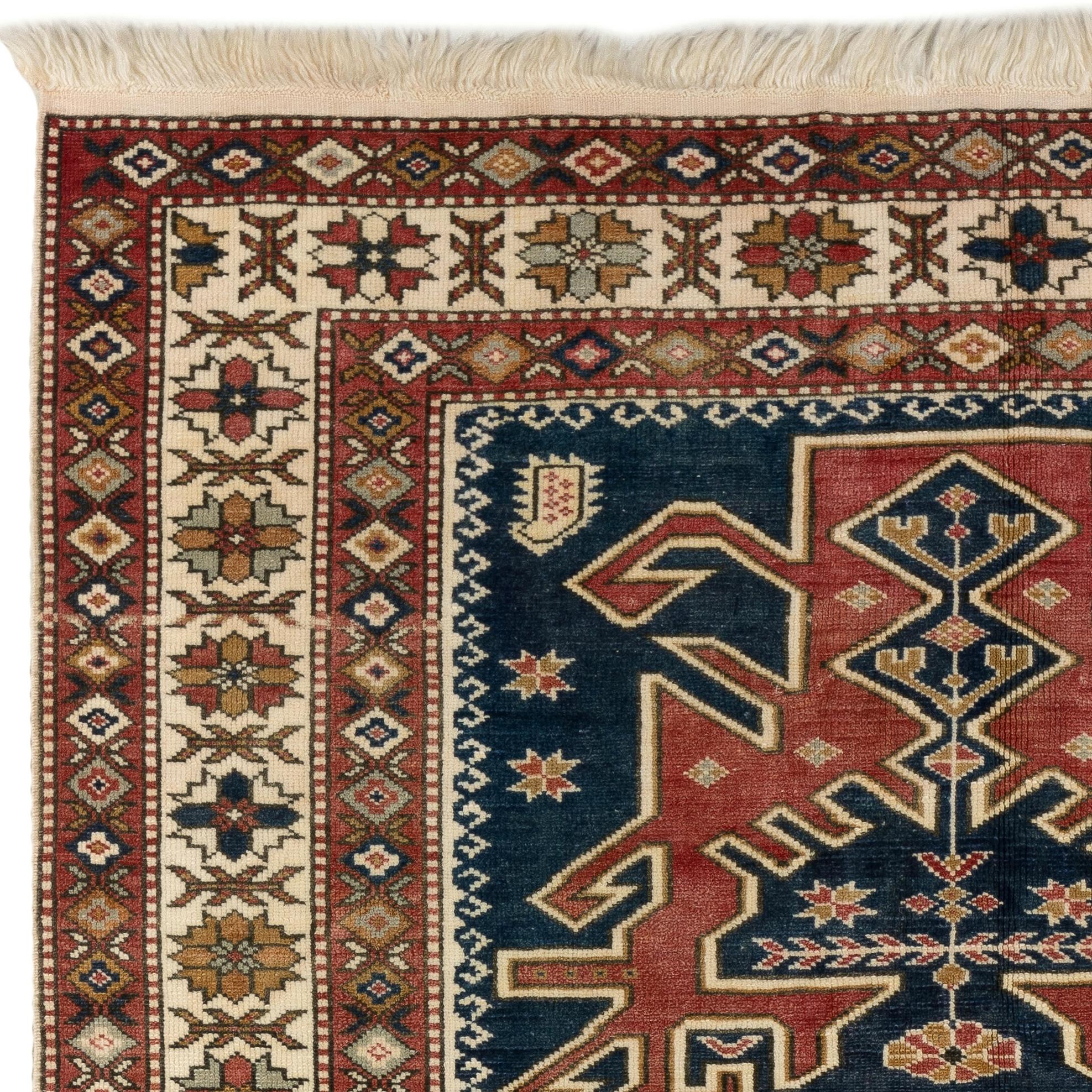 Dieser wunderschöne handgeknüpfte türkische Vintage-Teppich. Er ist aus weicher, glänzender Schafwolle auf Wollbasis gefertigt, ist in sehr gutem Zustand, robust und sauber wie ein nagelneuer Teppich. Es zeigt ein gut gezeichnetes geometrisches