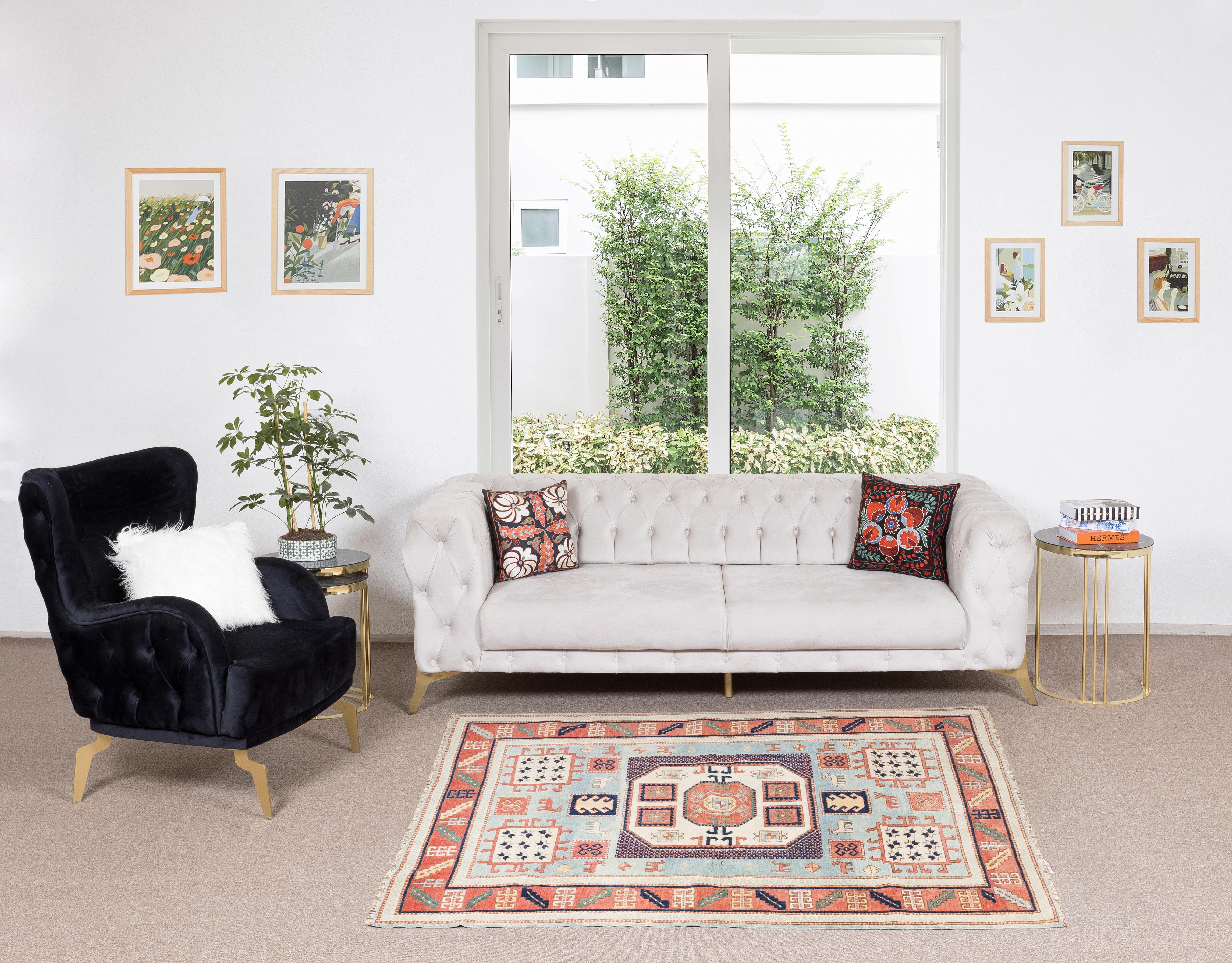 Un tapis vintage noué à la main  avec un poil de laine moyen sur une base de laine.

Il est fabriqué à partir de mouton filé à la main de première qualité et de teintures naturelles, c'est-à-dire de teintures non chimiques à base de plantes, ce qui