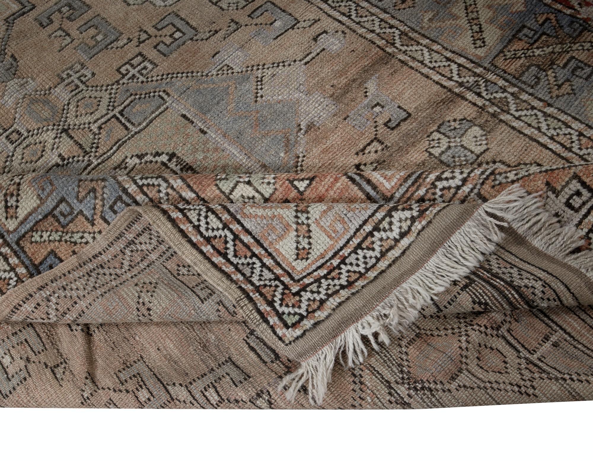 Handgefertigter Vintage-Teppich aus Anatolischer Wolle mit geometrischem Design, 4,8x6 Ft (Stammeskunst) im Angebot