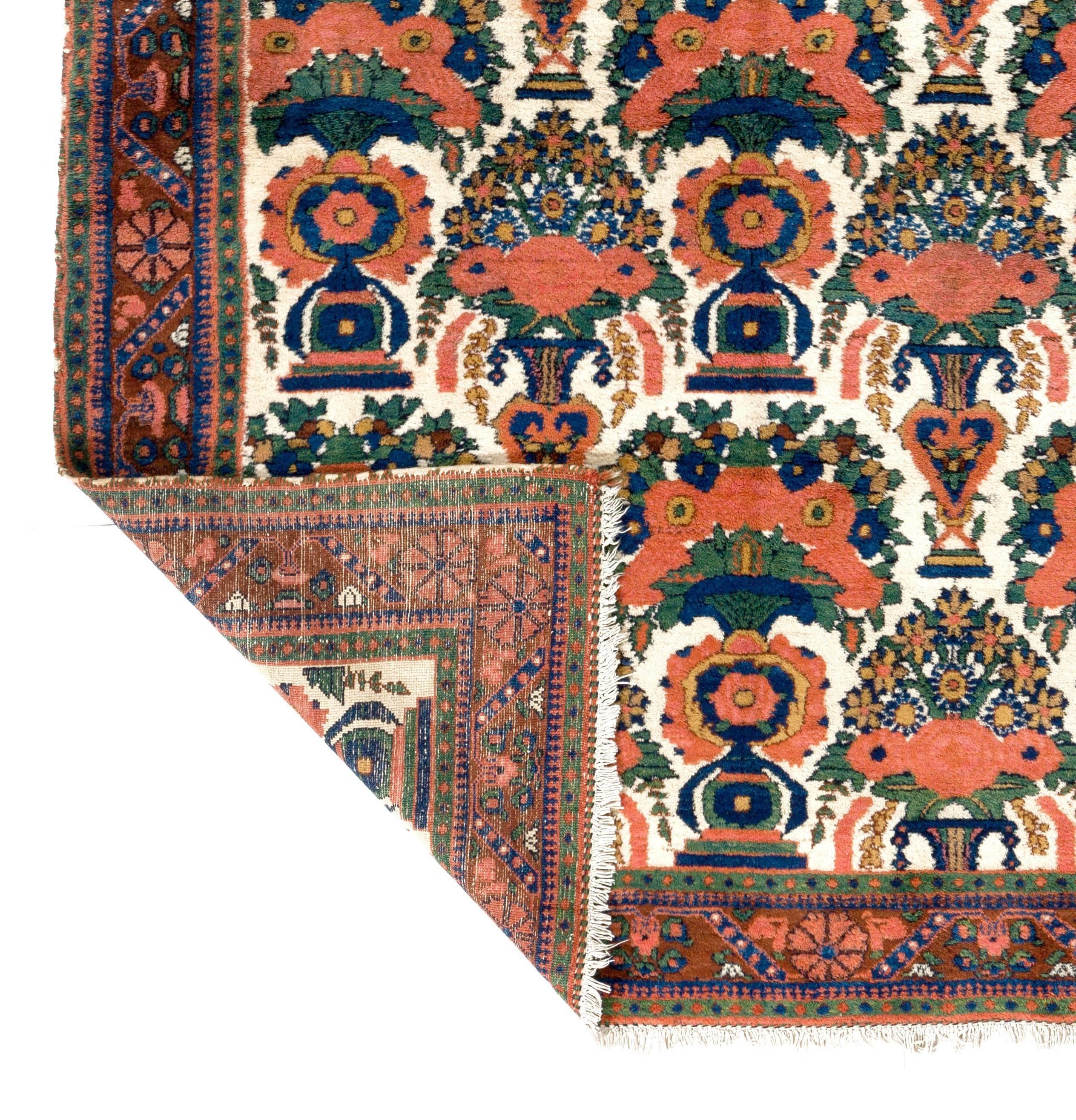 Antiker persischer Afshar-Teppich. Fein handgeknüpft mit gleichmäßigem, mittelhohem Wollflor auf Wollbasis. 
Ausgezeichneter Originalzustand. Robust und so sauber wie ein nagelneuer Teppich (professionell tiefgewaschen). 
Größe: 4,8 x 6,3 ft.
