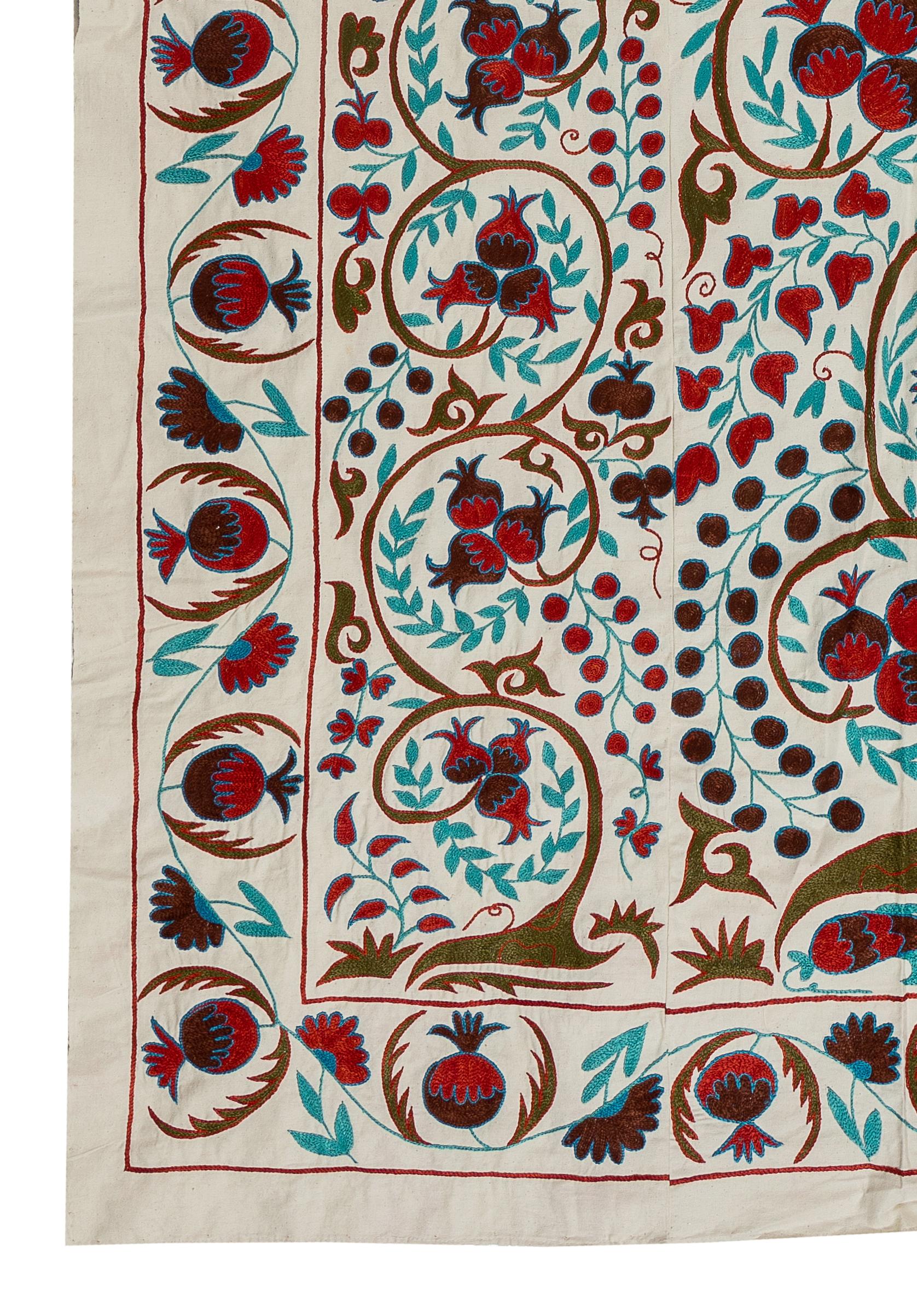 Moderner Wandteppich 4,8x7 Ft, Moderner Wandteppich, Seide bestickt, Wandbehang, Usbekistan Suzani Bettspread (Bestickt) im Angebot