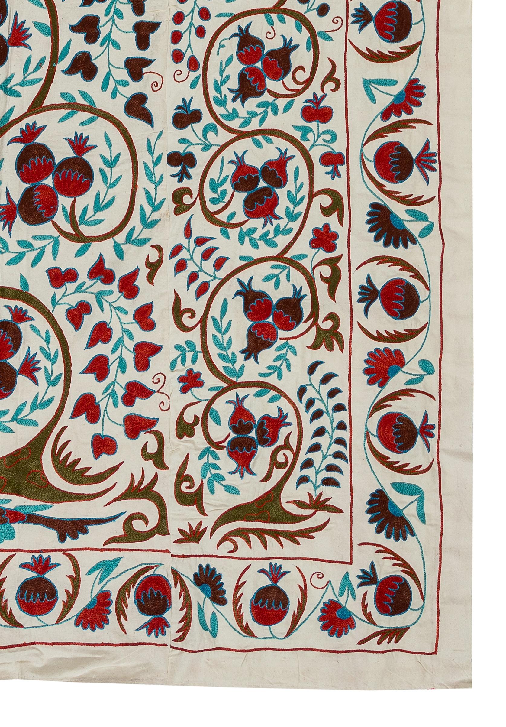 Moderner Wandteppich 4,8x7 Ft, Moderner Wandteppich, Seide bestickt, Wandbehang, Usbekistan Suzani Bettspread im Zustand „Neu“ im Angebot in Spring Valley, NY