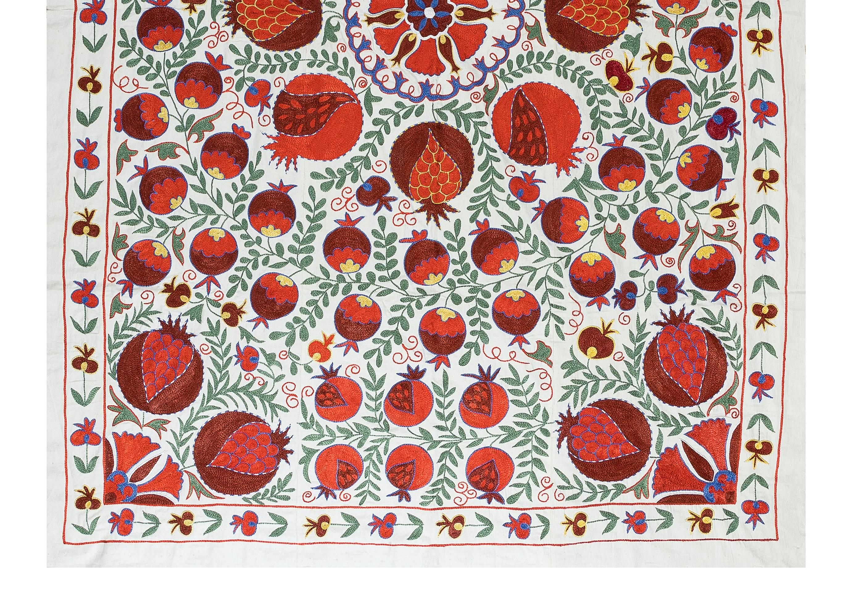 Suzani 4.8x7 Ft Silk Embroidery Bed Cover, New Boho Wall Hanging, Modern Uzbek Tapestry (Tapisserie Ouzbek Moderne) en vente