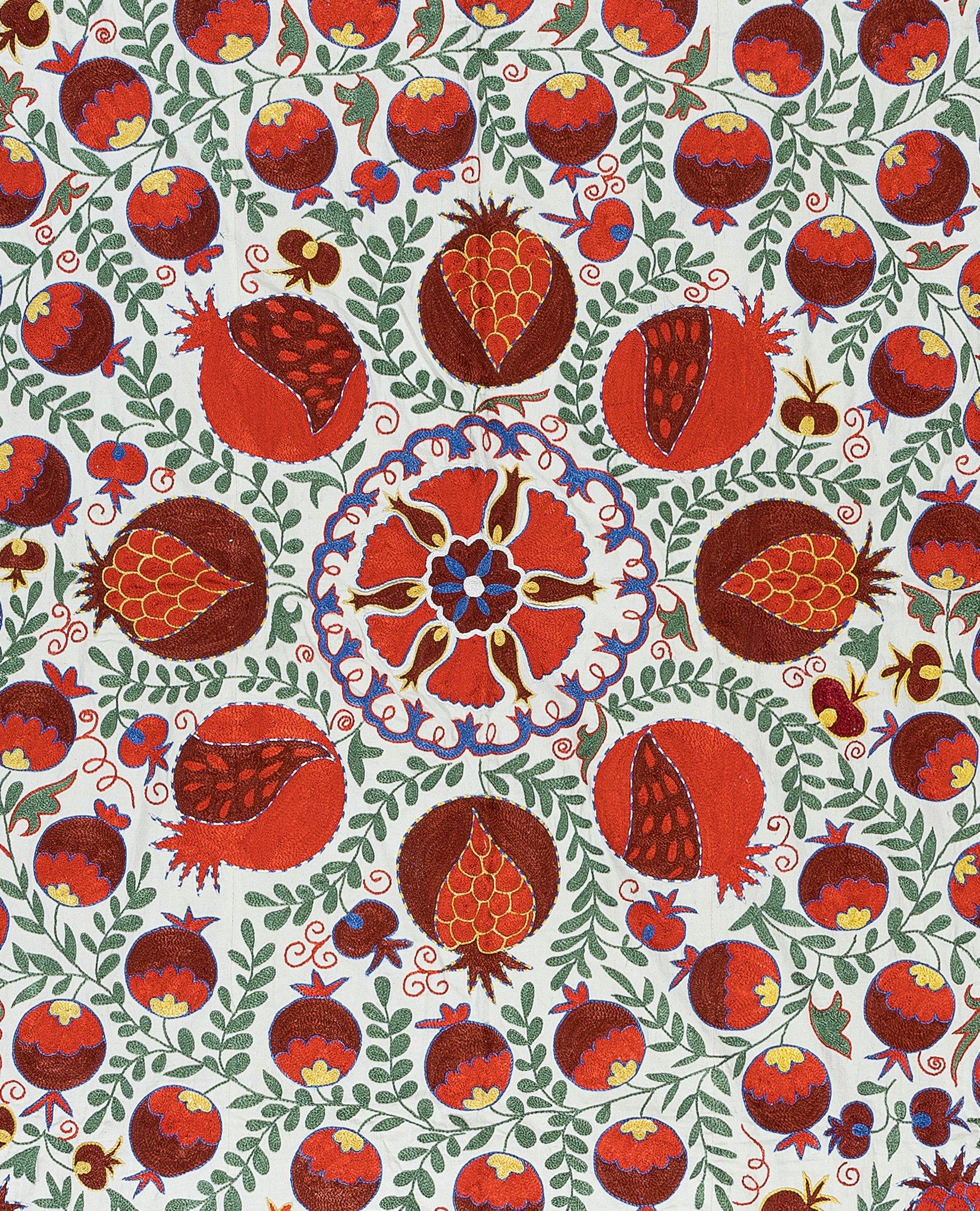 Brodé 4.8x7 Ft Silk Embroidery Bed Cover, New Boho Wall Hanging, Modern Uzbek Tapestry (Tapisserie Ouzbek Moderne) en vente