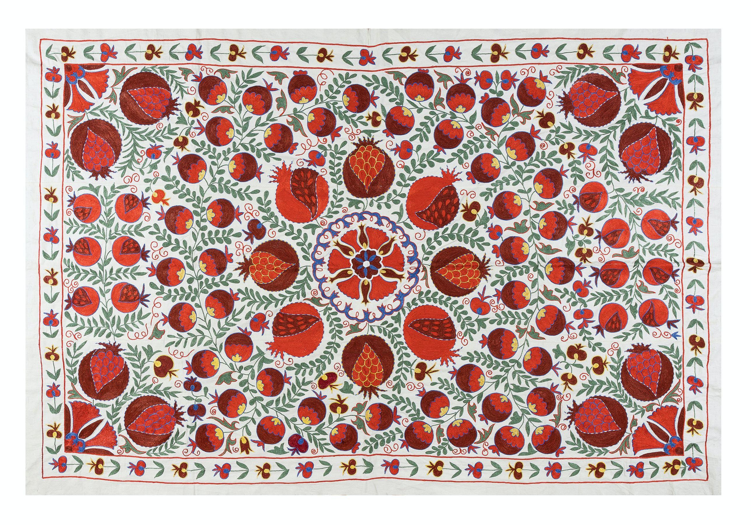 4.8x7 Ft Silk Embroidery Bed Cover, New Boho Wall Hanging, Modern Uzbek Tapestry (Tapisserie Ouzbek Moderne) Neuf - En vente à Spring Valley, NY