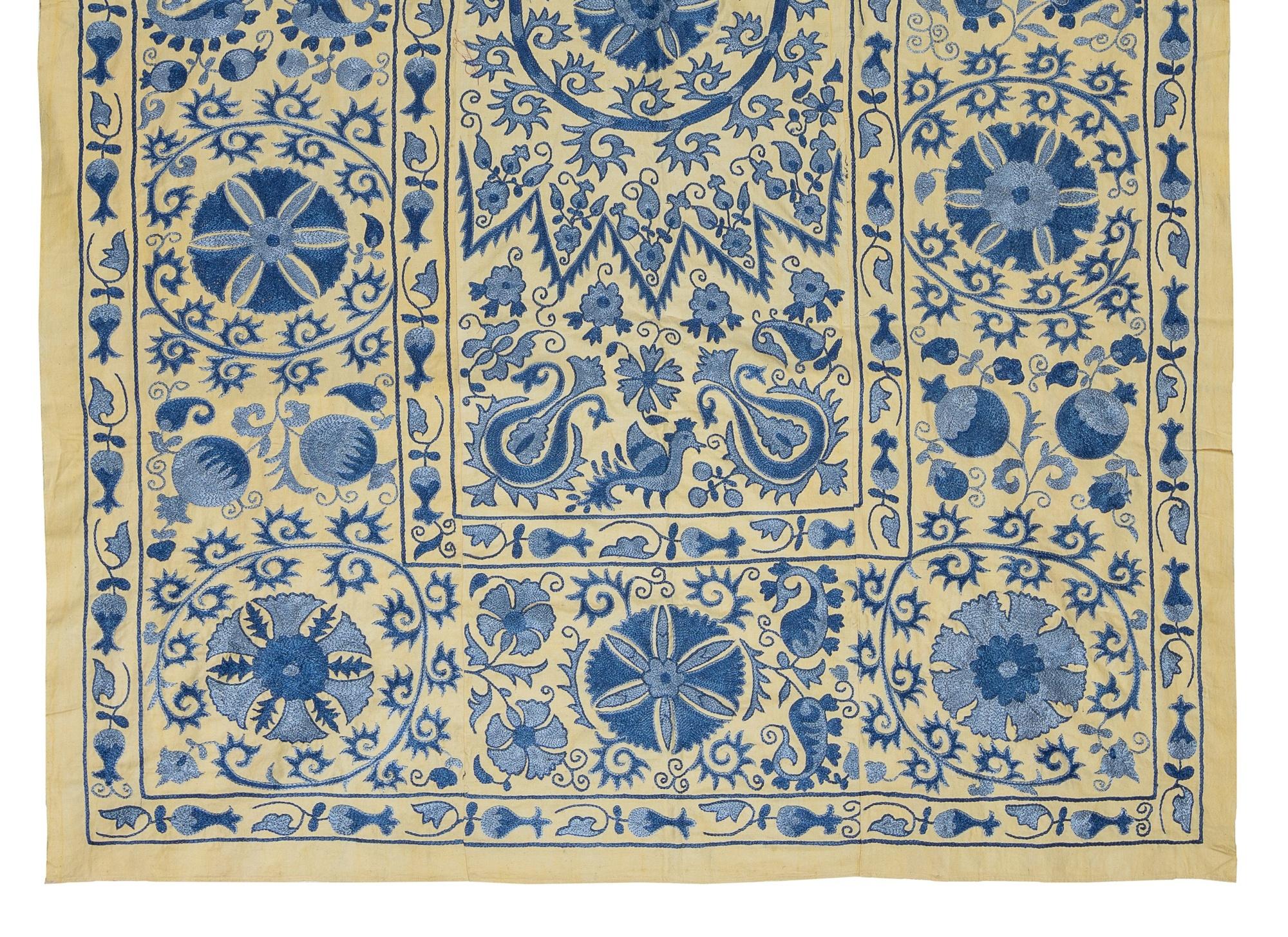 Ouzbek 4.8x7 Ft Tenture murale en coton et soie brodée Suzani en beige et bleu Light en vente