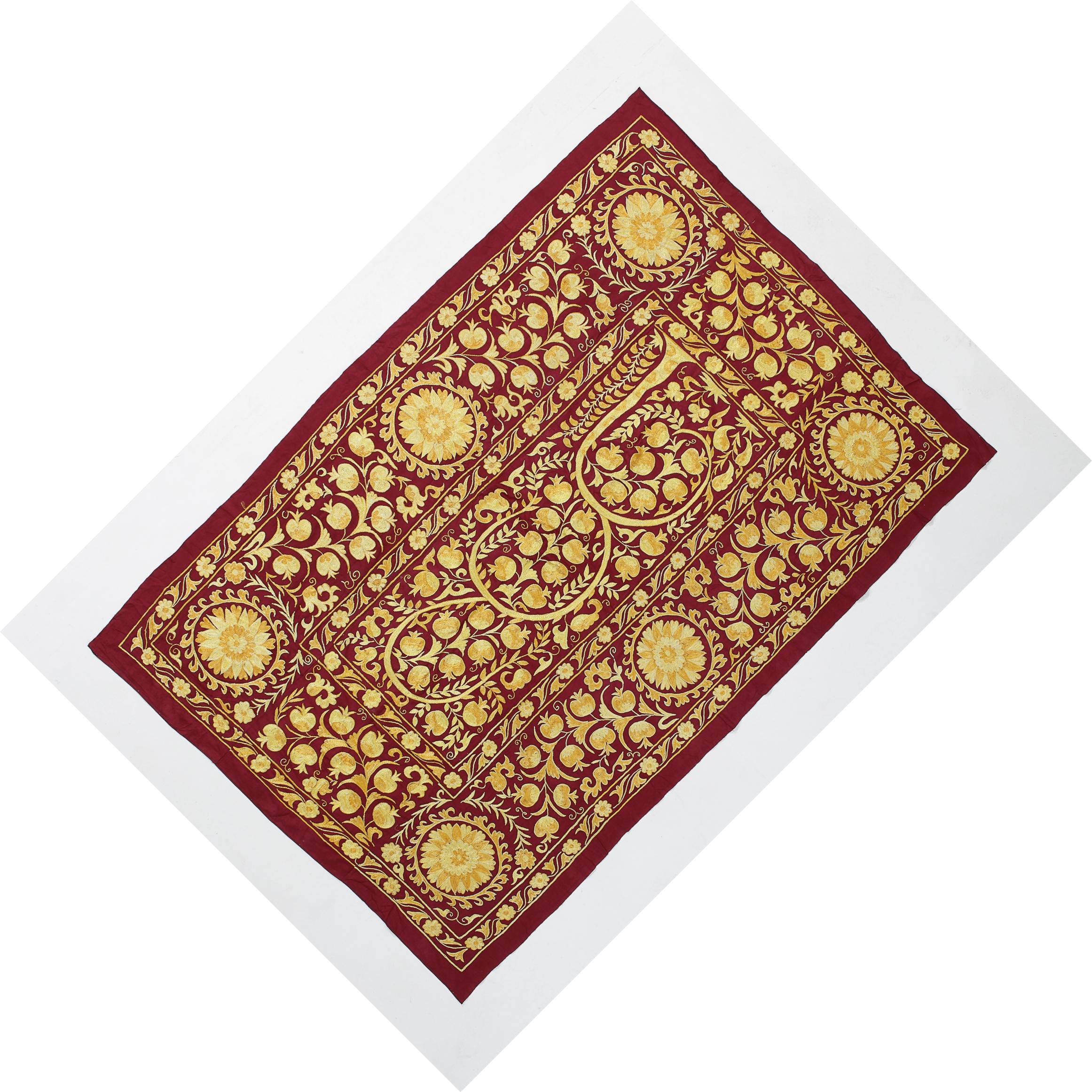4,8x7 Ft Usbekistanisches Wandbehang aus Seide mit Stickerei, burgunderroter und gelber Bettbe Bettbezug (Bestickt) im Angebot