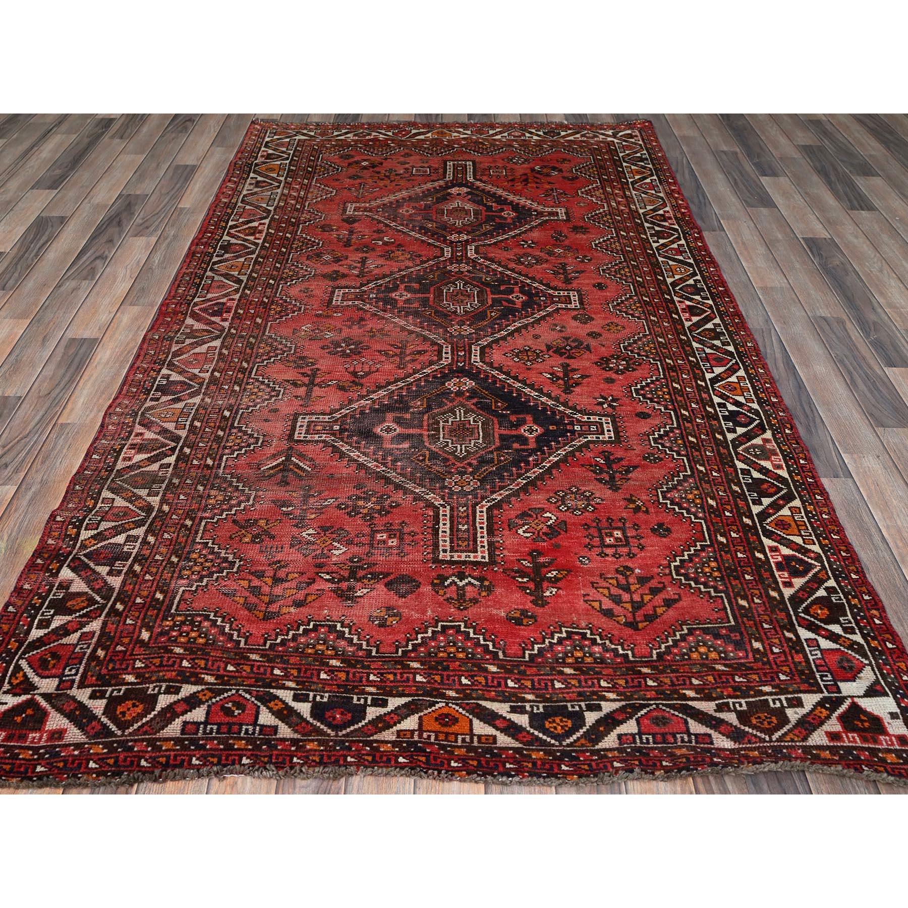 Rosso prismatico, Shiraz persiano d'epoca con design geometrico, consumato e rovinato, tosato basso, a pelo zero, lati ed estremità fissati professionalmente, annodato a mano, pura lana, Tappeto orientale
Materiali primari: Lana
Lattice: No Pile