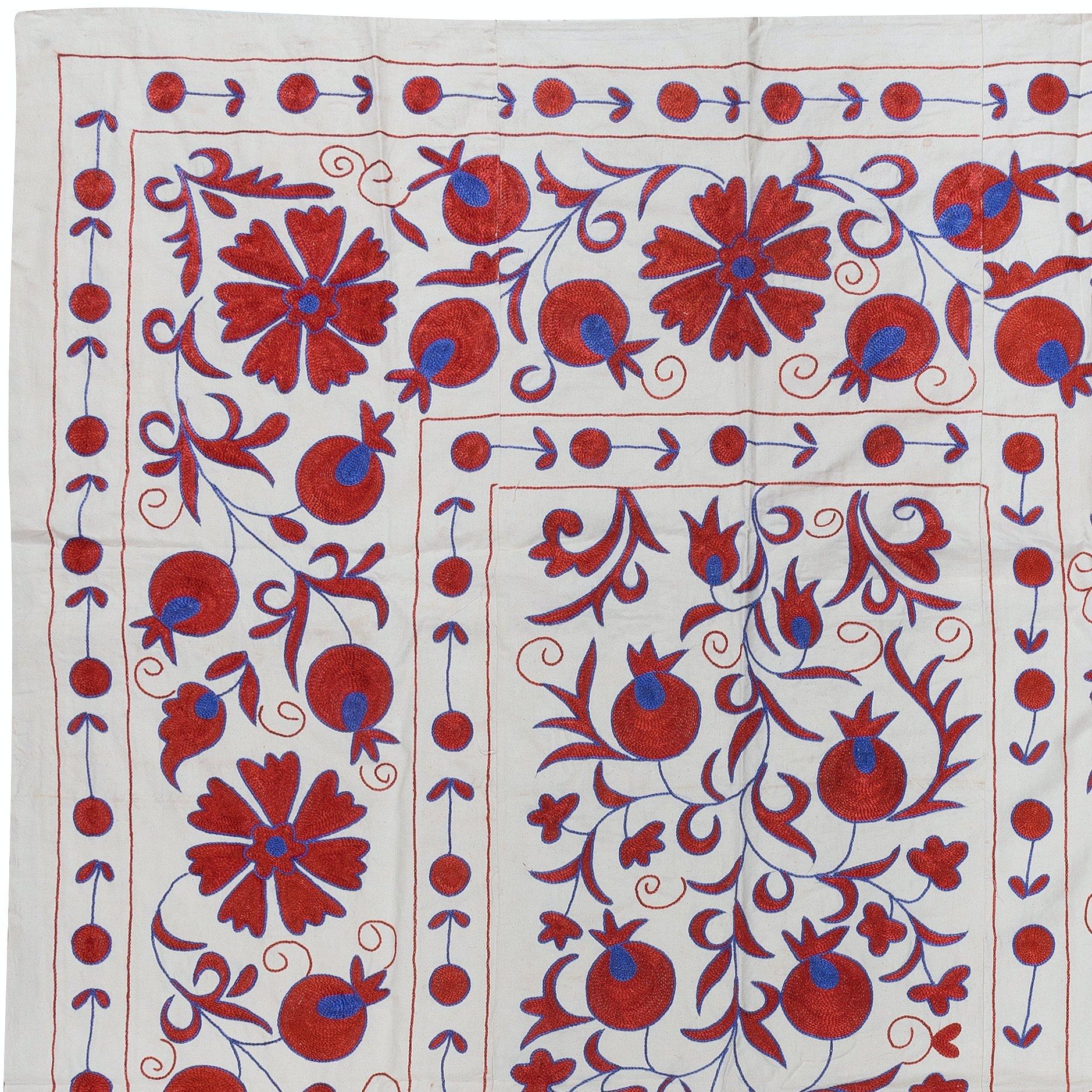 Wir stellen unseren exquisiten neuen handbestickten Suzani-Wandbehang vor, ein fesselndes Stück, das alte Handwerkskunst mit moderner Kunstfertigkeit verbindet. Dieses bestickte Tuch ist nicht nur ein Suzani-Tuch, sondern auch ein bemerkenswerter