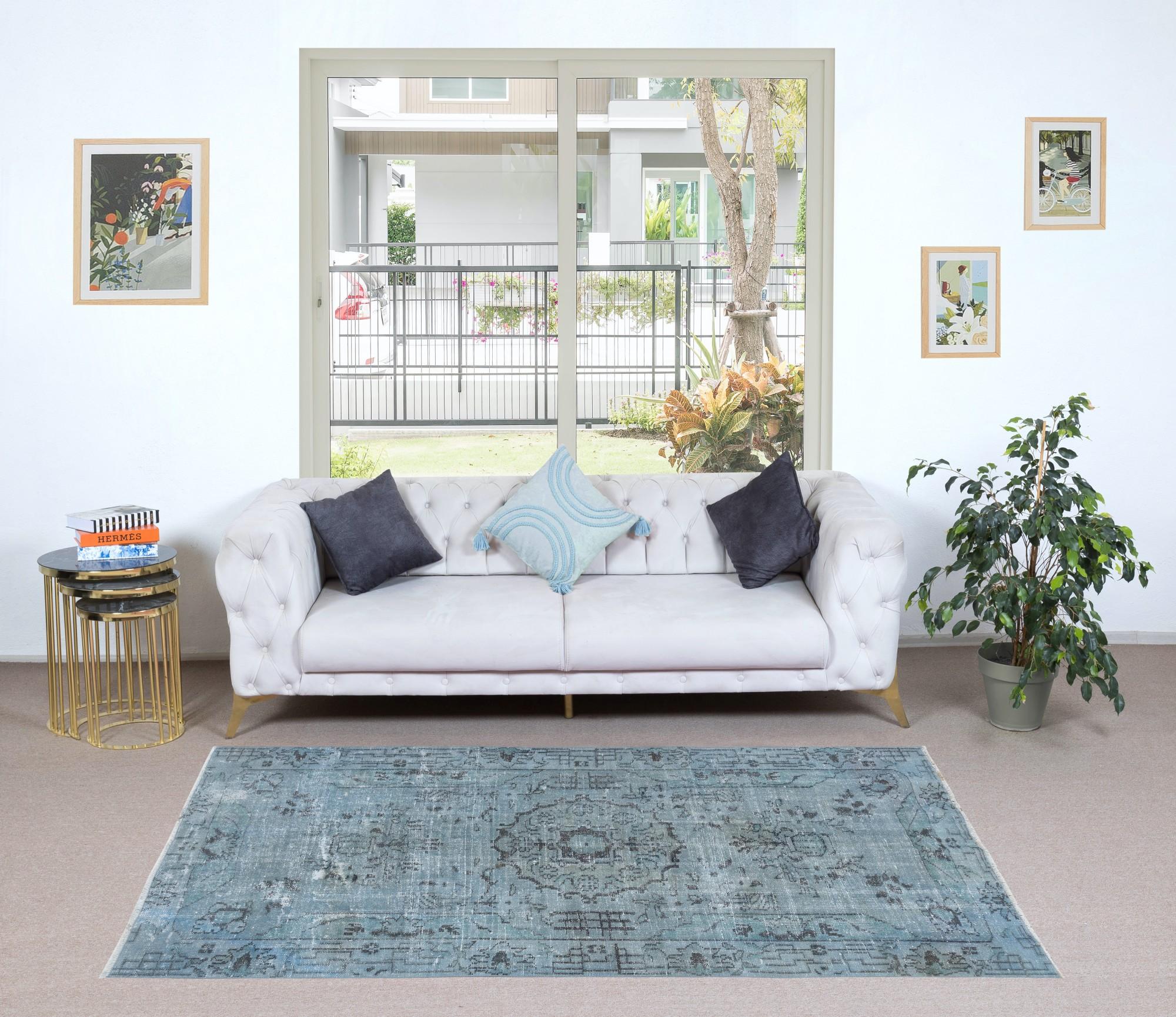 Nuestras alfombras sobreteñidas son todas piezas vintage anudadas a mano que se recrean en nuestro taller para atender a una gama más amplia de opciones de interiorismo, desde moderno a costero, desde industrial a rústico/cottage. Estas alfombras de