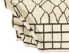 Handgefertigter Wollteppich im marokkanischen Stil mit geometrischem Stammesmuster, Creme und Braun