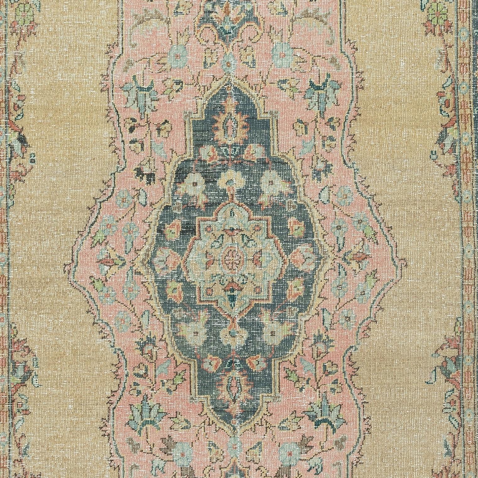 4.8x7.6 Ft Vintage Handmade Turkish Area Rug with Medallion Design In Good Condition For Sale In Spring Valley, NY