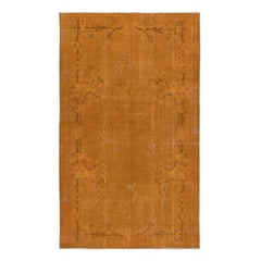 Tappeto di lana arancione fatto a mano di ispirazione Art Deco per interni moderni.