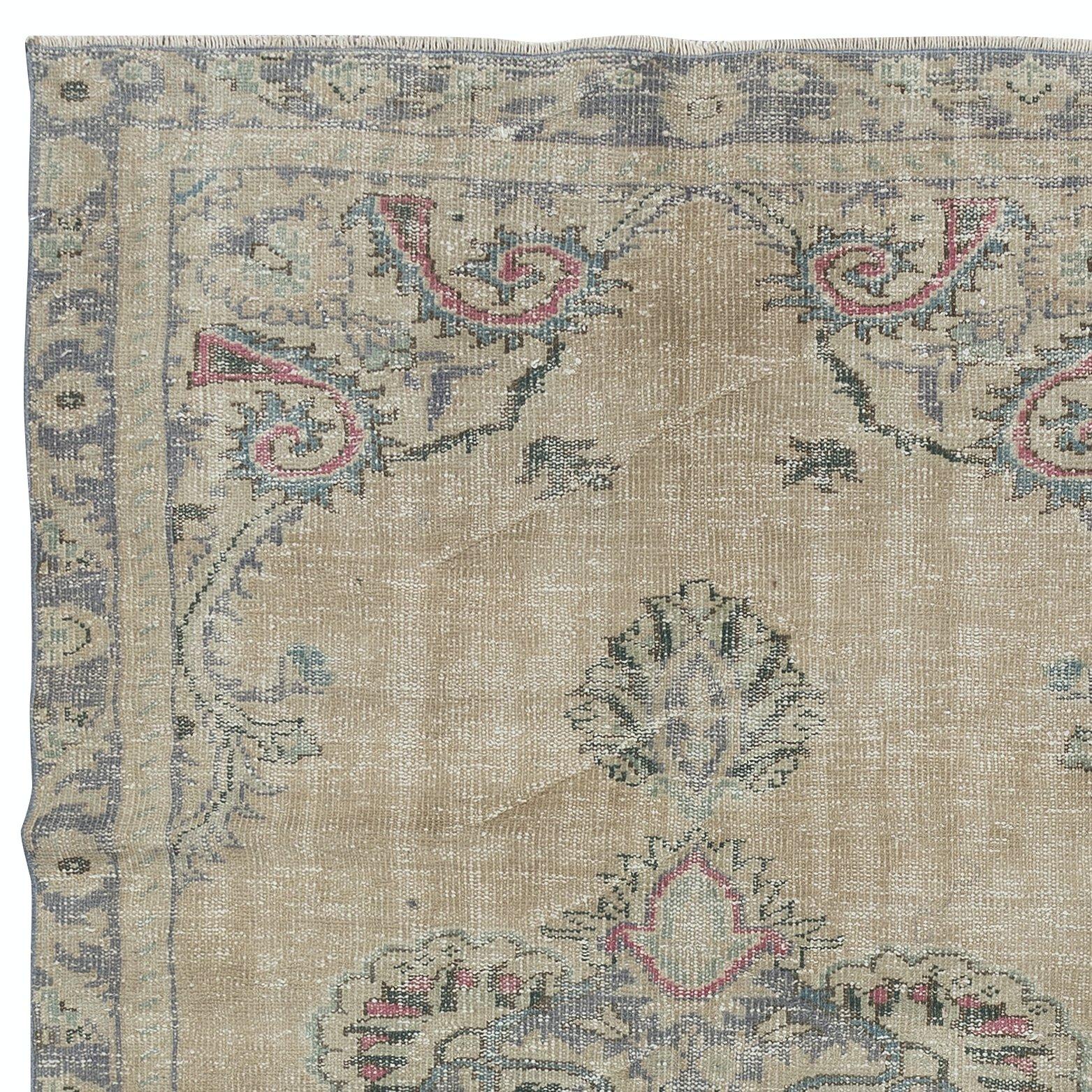 Hand-Knotted 4.8x7.8 Ft Vintage Sun Faded Rug, Hand Knotted Turkish Carpet in Beige & Gray For Sale