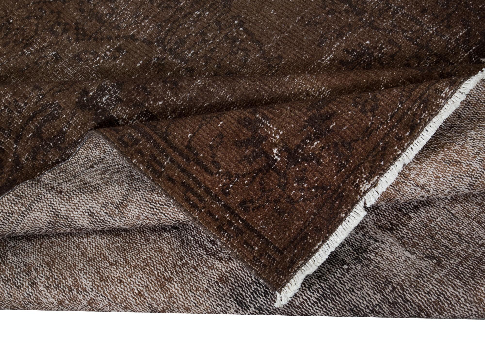 Nos tapis surteints sont tous des pièces vintage nouées à la main qui sont recréées dans notre atelier pour répondre à un plus large éventail de choix de décoration intérieure, du moderne au côtier, de l'industriel au rustique/cottage. Ces tapis