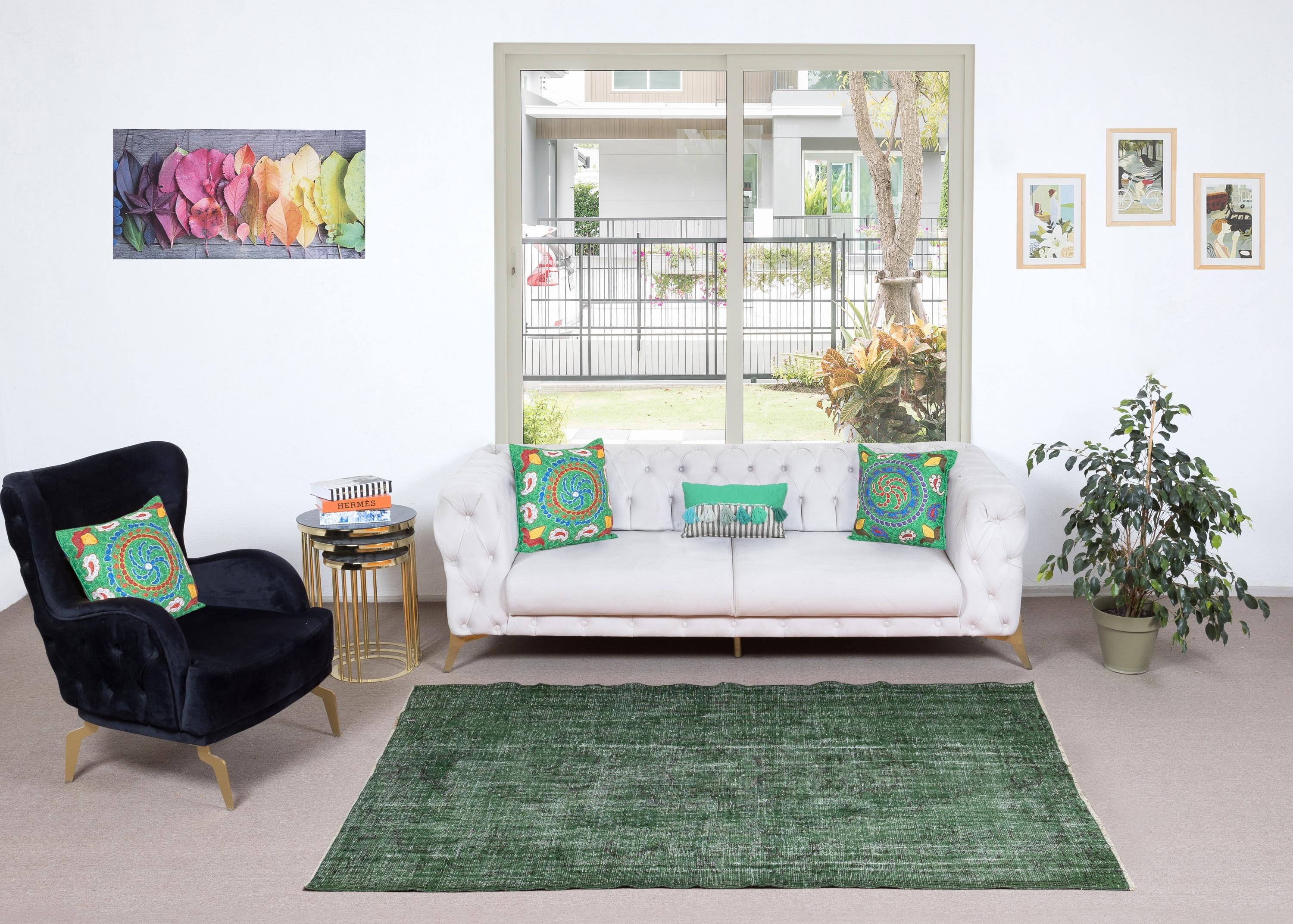 I nostri tappeti sovratinti sono tutti tappeti turchi vintage annodati a mano, accuratamente restaurati e reimmaginati nel nostro laboratorio per adattarsi a un'ampia gamma di stili di arredamento, da quello moderno e minimalista a quello costiero,