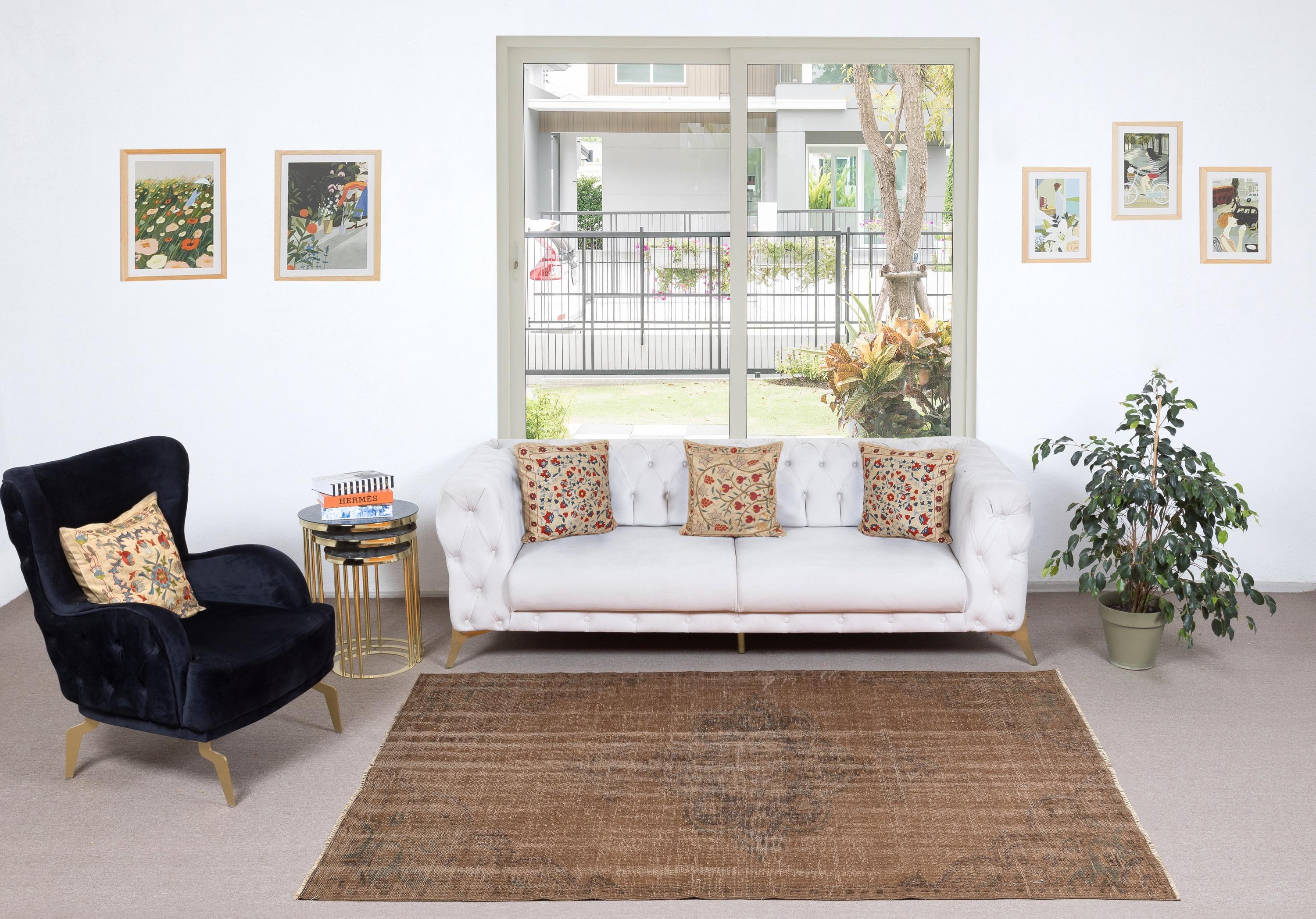 Nuestras alfombras teñidas son alfombras turcas vintage anudadas a mano, cuidadosamente restauradas y reimaginadas en nuestro taller para adaptarse a una amplia gama de estilos de interiorismo, desde el moderno y minimalista hasta el costero,