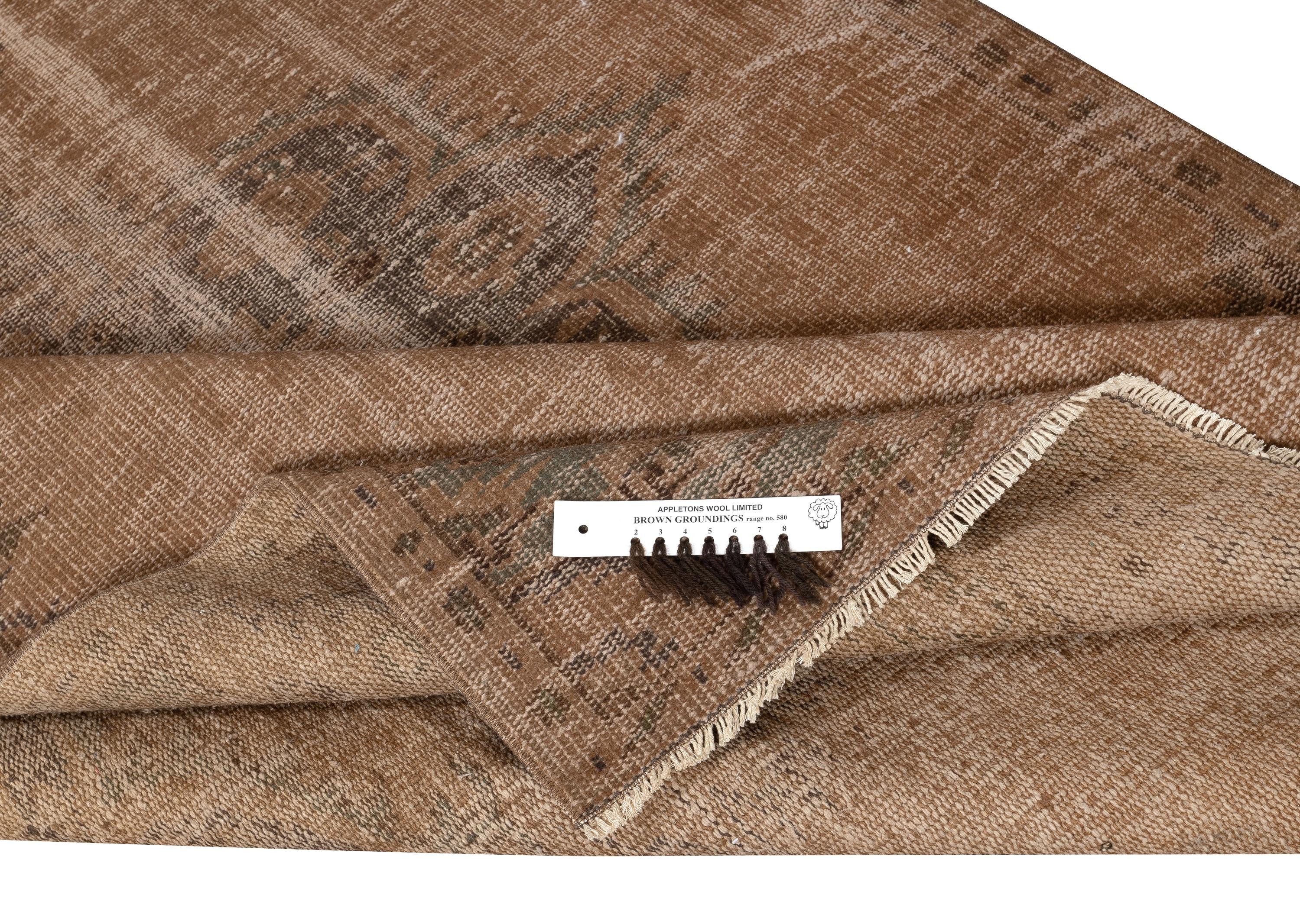 Alfombra turca hecha a mano de 4,8x8,2 pies. Alfombra vintage marrón teñida de rojo para el salón Moderno en venta