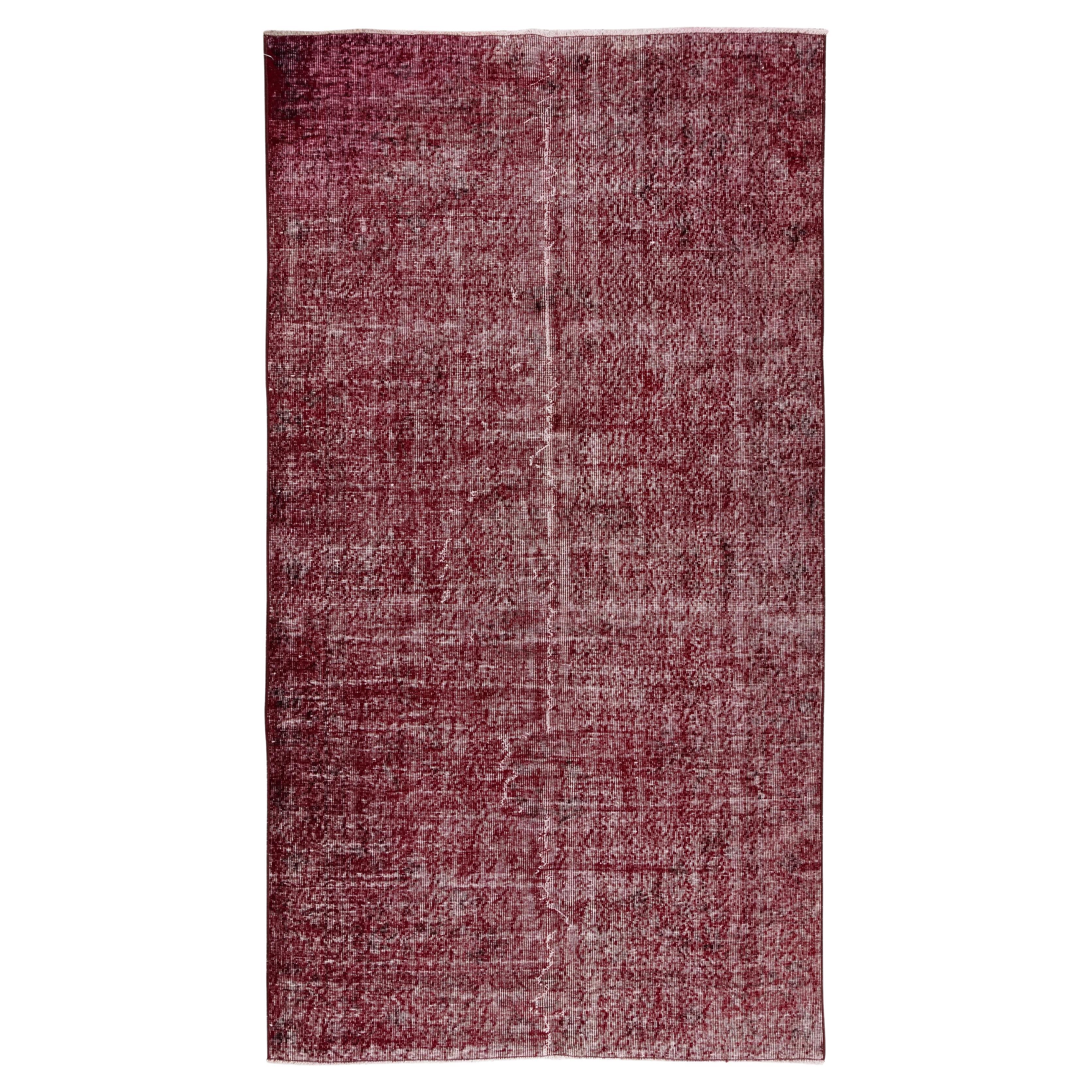 Tapis turc fait à la main des années 1960, teinté en rouge, idéal pour les intérieurs modernes