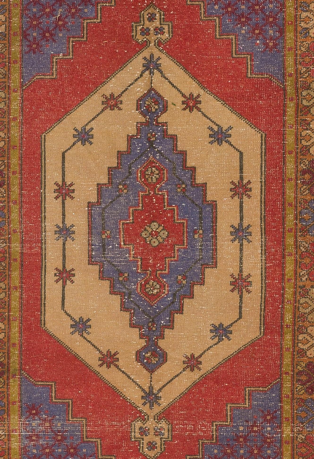 Alfombra antigua de aldea de Anatolia Central, de colores agradables y pelo medio de lana sobre una base de lana muy tupida, en muy buen estado. Medidas: 4,8 x 9 Pies.

Ha sido lavada profesionalmente y está lista para ser utilizada en una