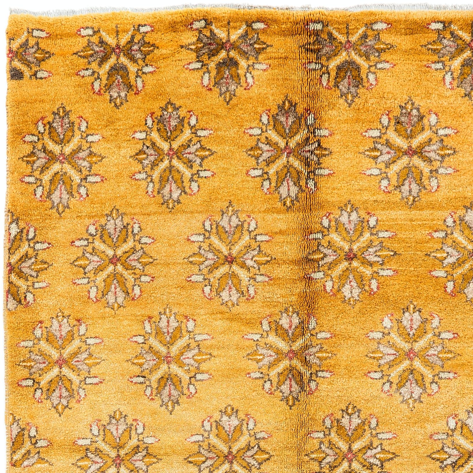 Alfombra Karapinar de mediados de siglo procedente de Turquía Central en un raro color amarillo caramelo. Tamaño: 4,8x9,6 pies 
Finamente anudado a mano con pelo de lana medio sobre base de lana. 
Excelente estado original. Todos los tintes