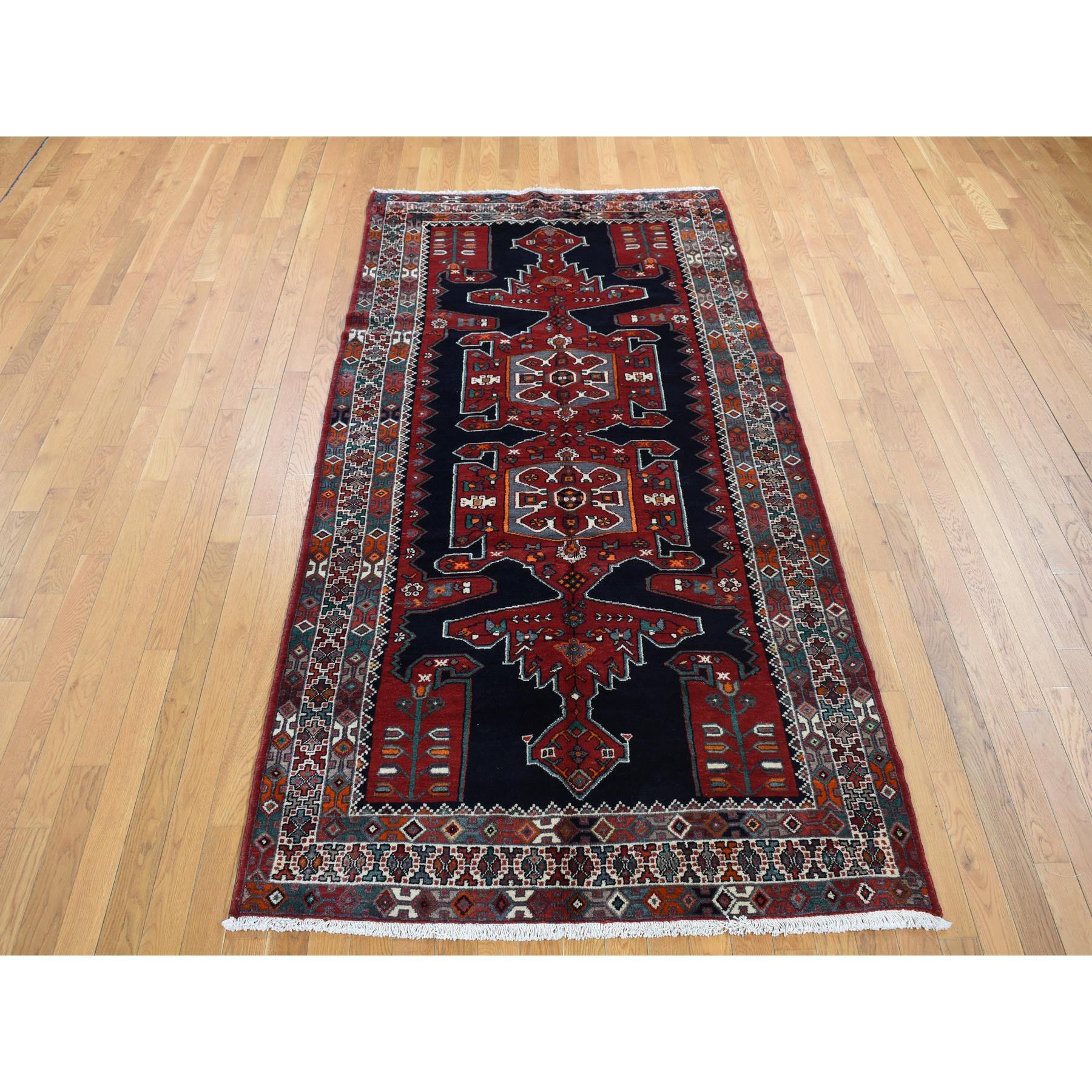 Millennium Blau, Neupersischer Hamadan mit großen geometrischen Elementen, Reine Wolle, Handgeknüpft, Galerieformat Orientteppich 
Primäre MATERIALIEN: Wolle
Latex: Kein Flor 
Höhe: 0,25 Zoll
Stil: Traditionell
Grundfarbe: Blau
Sekundärfarben:
