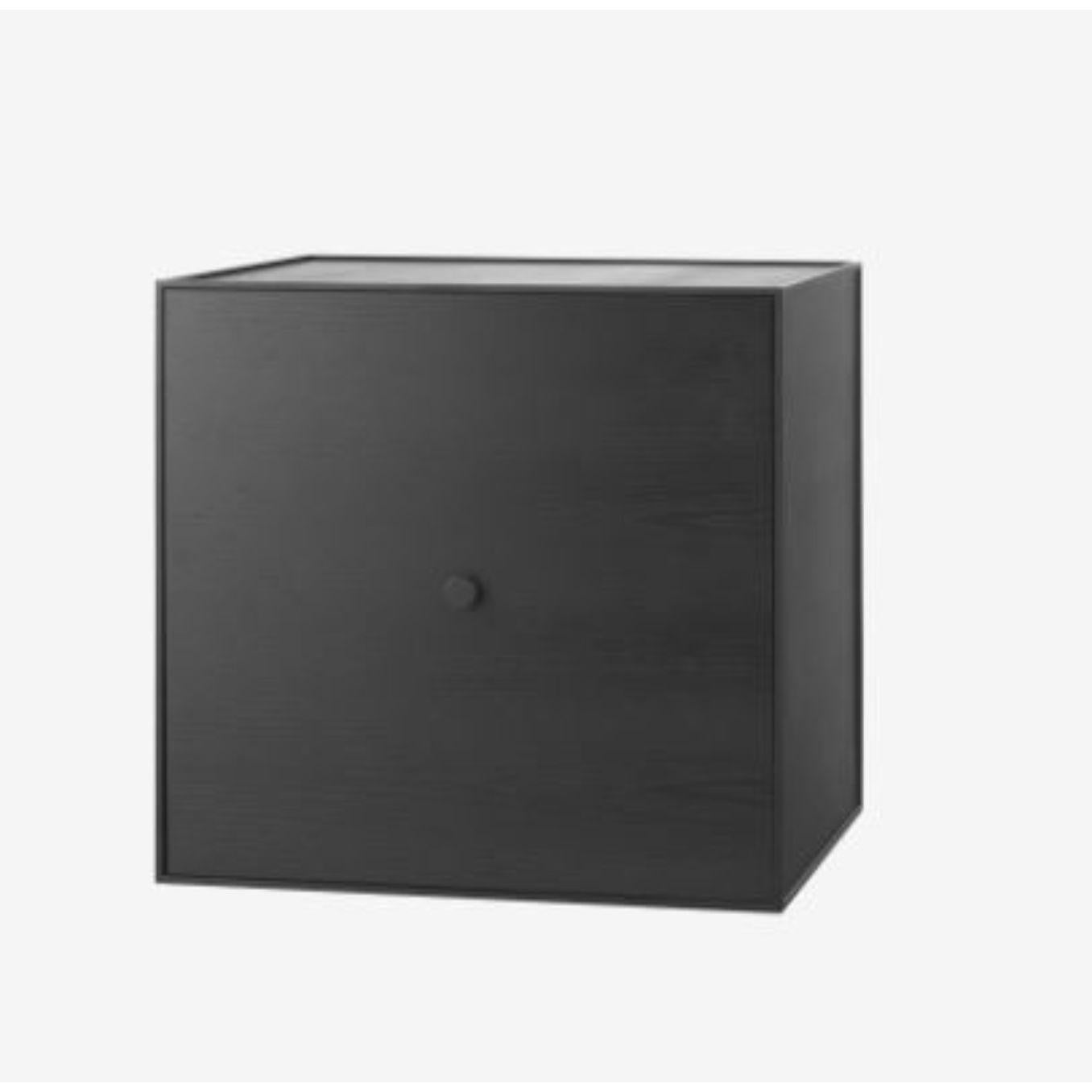 49 Black ash frame box with door / shelf by Lassen.
Dimensions: D 49 x W 42 x H 49 cm 
Materials: Finér, Melamin, Melamin, Melamine, Metal, Veneer, Ash
Also available in different colours and dimensions. 
Weight: 17 Kg


By Lassen is a Danish