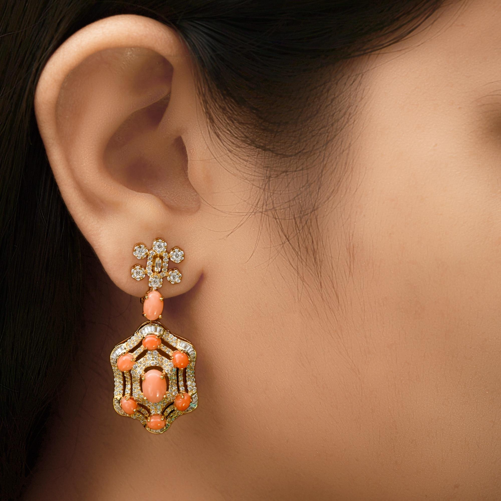 Fundidos en oro de 18 quilates, estos exquisitos pendientes están engastados con 4,90 quilates de coral y 2,27 quilates de brillantes diamantes.

SIGUE LA TIENDA DE SPECTRUM JEWELS para ver la última colección y piezas exclusivas. Spectrum Jewels se