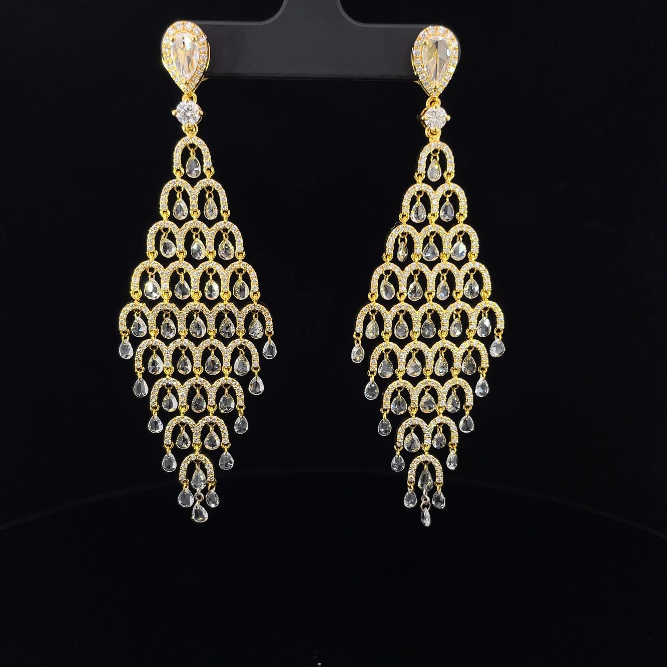 Moderne Boucle d'oreille goutte d'eau en or jaune 18K avec diamants poires et briolettes de 4,9 carats en vente