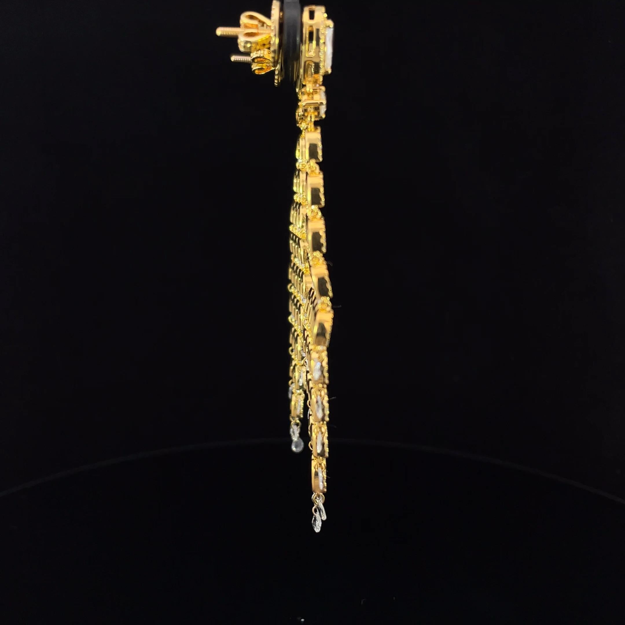 Taille briolette Boucle d'oreille goutte d'eau en or jaune 18K avec diamants poires et briolettes de 4,9 carats en vente
