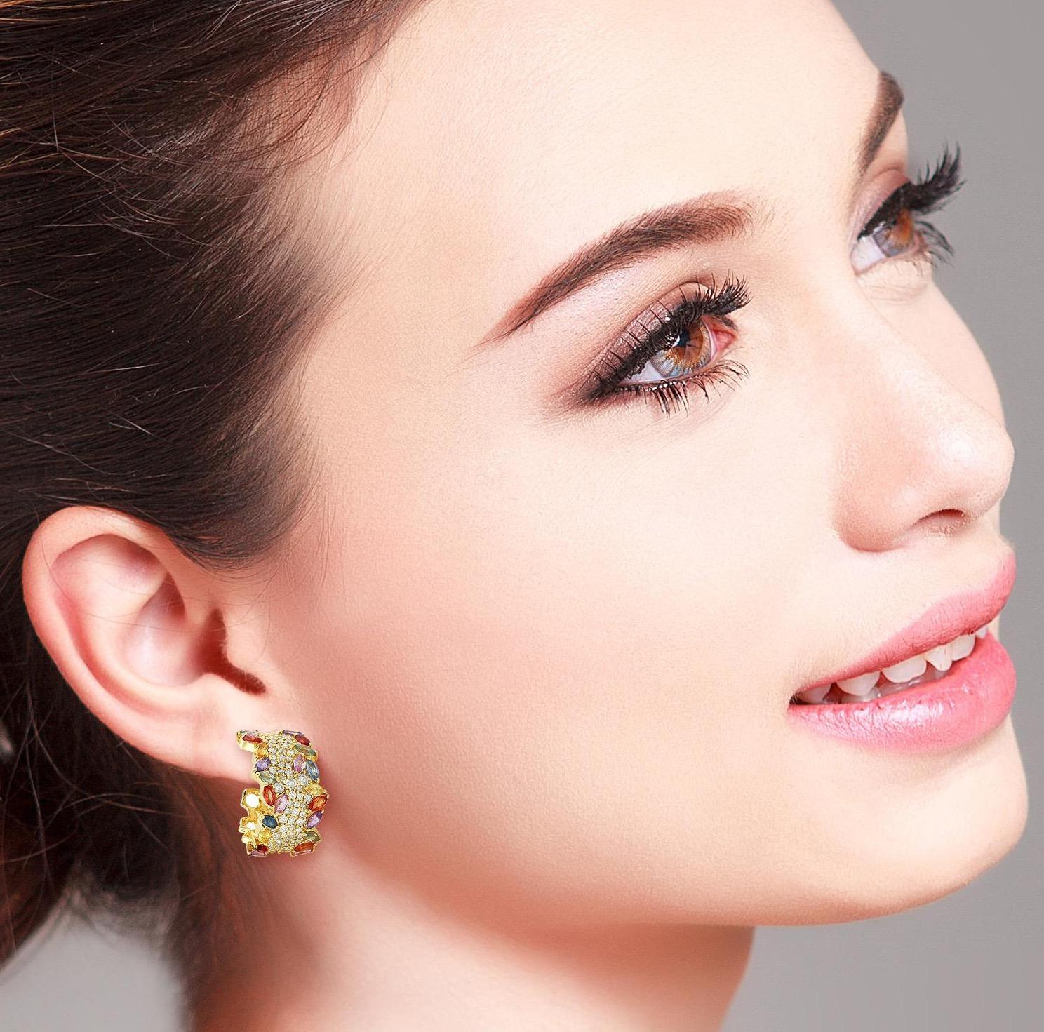 Realizzati in oro giallo 18 carati, questi splendidi orecchini a cerchio sono incastonati a mano con 1,8 carati di diamanti e 4,9 carati di zaffiri multipli.

SEGUI  Visita la vetrina di Meghna Jewels per vedere l'ultima collezione e i pezzi