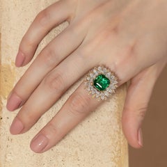 Sunita Nahata, émeraude de Zambie certifiée GRS de 4.90 carats. Bague en 18KWG avec diamant.