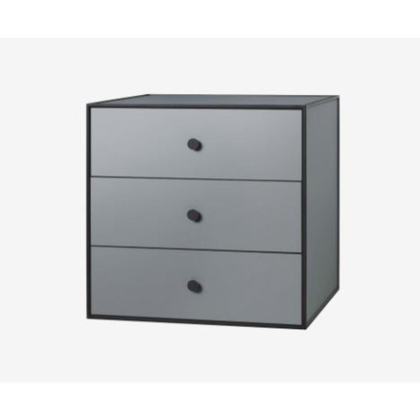 49 Dark grey frame box with 3 drawers by Lassen
Dimensions: D 49 x W 42 x H 49 cm 
Materials: finér, melamin, melamin, melamine, metal, veneer
Also available in different colors and dimensions. 
Weight: 24 Kg.


By Lassen is a Danish design