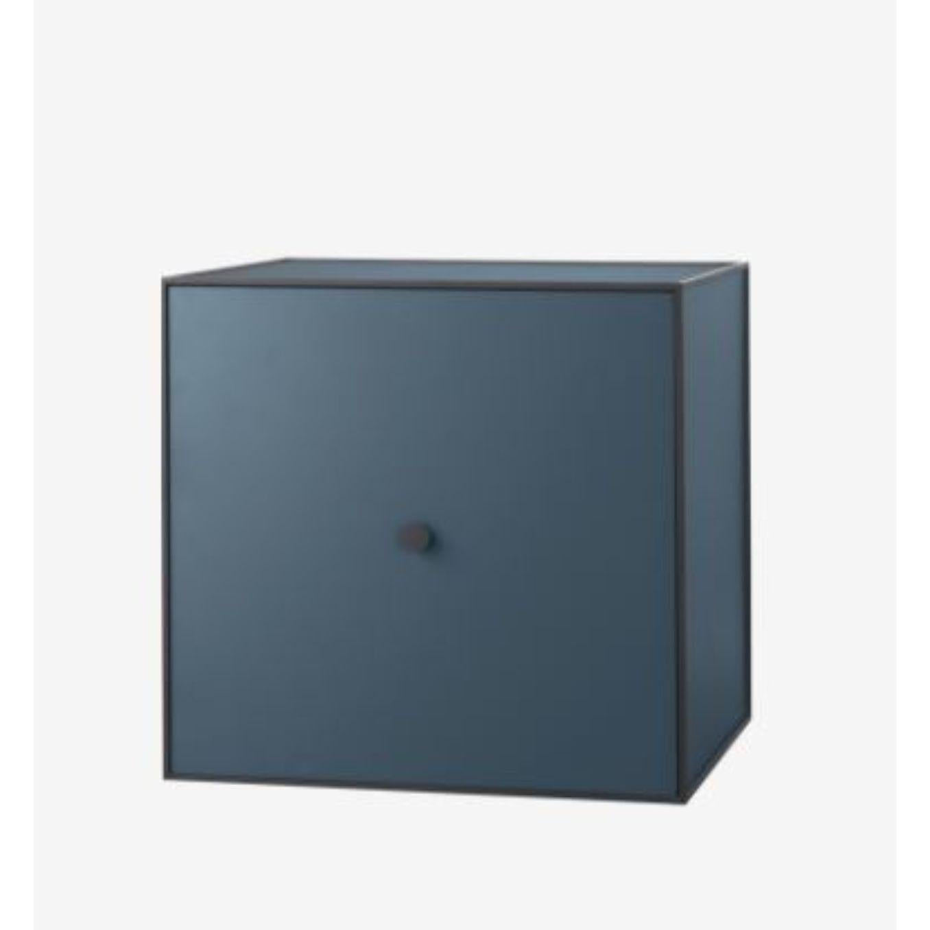 49 Fjord frame box with door / shelf by Lassen.
Dimensions: D 49 x W 42 x H 49 cm
Materials: Finér, Melamin, Melamin, Melamine, Metal, Veneer, Ash
Also available in different colours and dimensions. 
Weight: 17 Kg


By Lassen is a Danish