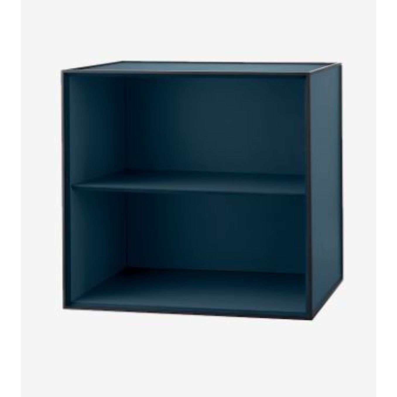 49 Fjord frame box with shelf by Lassen.
Dimensions: D 49 x W 42 x H 49 cm.
Materials: Finér, Melamin, Melamin, Melamine, Metal, Veneer
Also available in different colours and dimensions. 
Weight: 14 Kg


By Lassen is a Danish design brand
