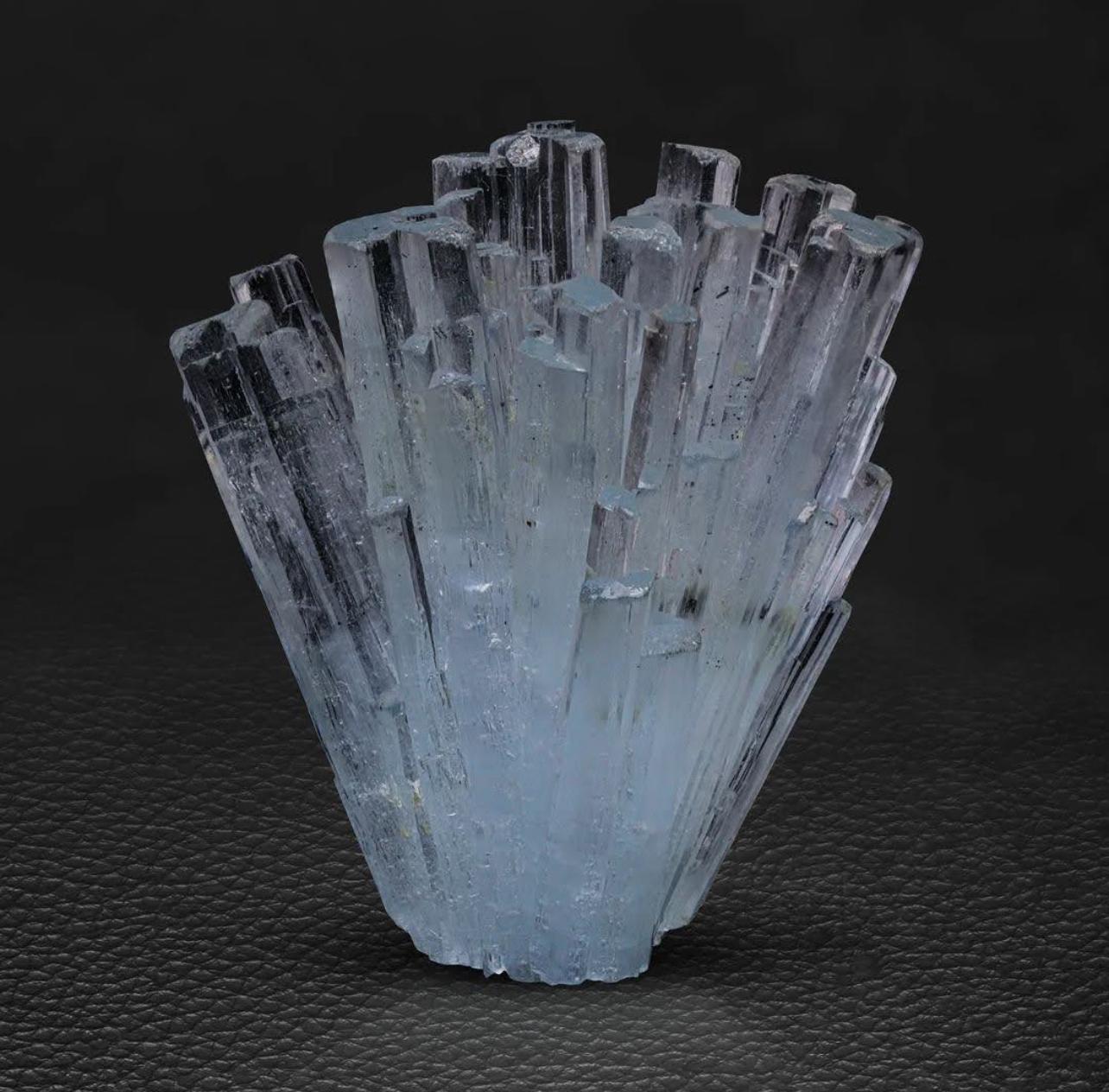 Stile Adam 49 grammi di robusto cluster di cristalli di acquamarina blu con quarzo dal Pakistan in vendita