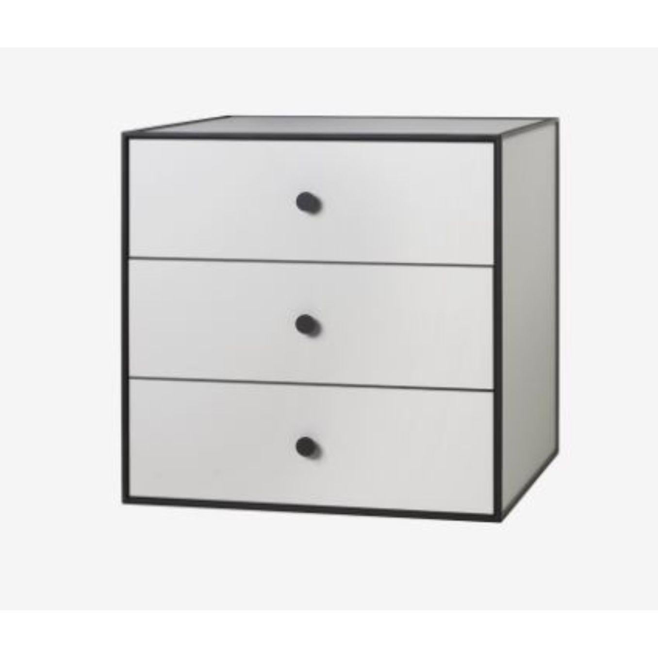 49 light grey frame box with 3 drawers by Lassen.
Dimensions: D 49 x W 42 x H 49 cm. 
Materials: Finér, Melamin, Melamin, Melamine, Metal, Veneer.
Also available in different colors and dimensions. 
Weight: 24 Kg.


By Lassen is a Danish