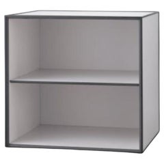 49 Boîte à cadre gris clair avec étagère par Lassen